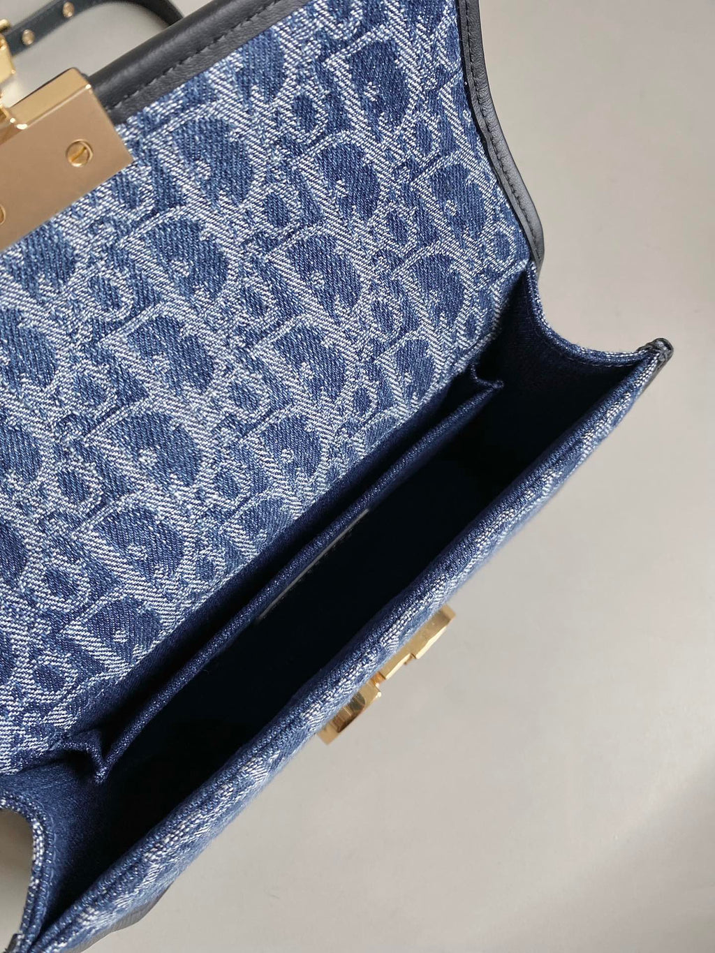 DIOR 21 MONGTAIGNE EAST-WET WITH CHAIN BLUE DENIM OBLIQUE JACQUARD