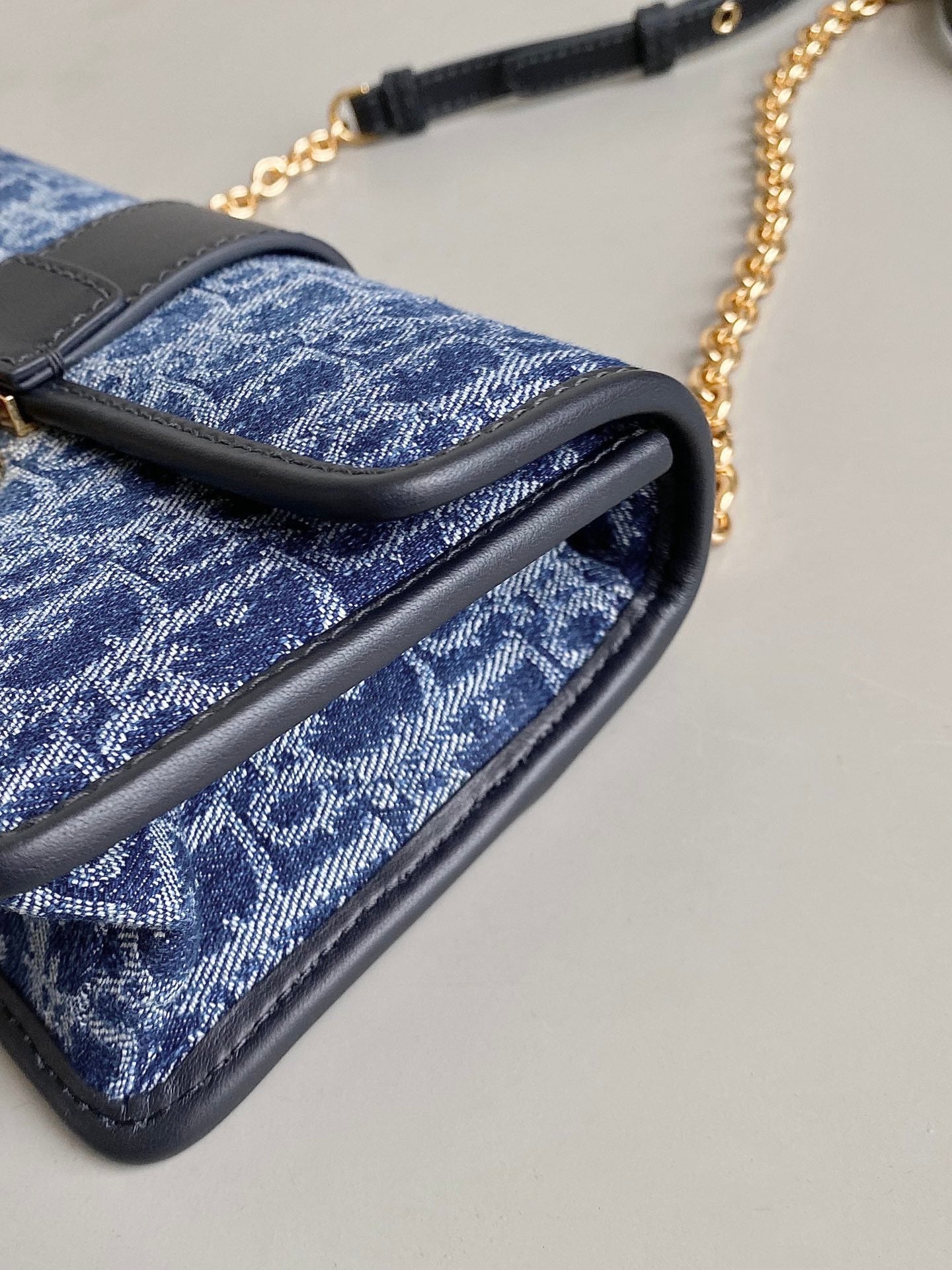DIOR 21 MONGTAIGNE EAST-WET WITH CHAIN BLUE DENIM OBLIQUE JACQUARD
