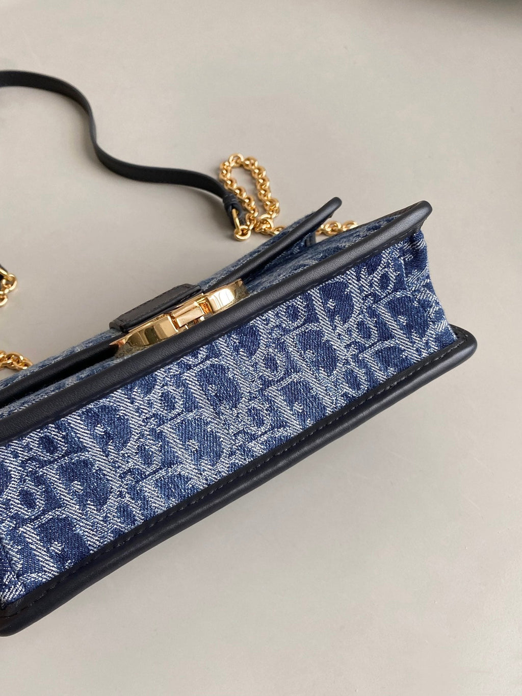 DIOR 21 MONGTAIGNE EAST-WET WITH CHAIN BLUE DENIM OBLIQUE JACQUARD