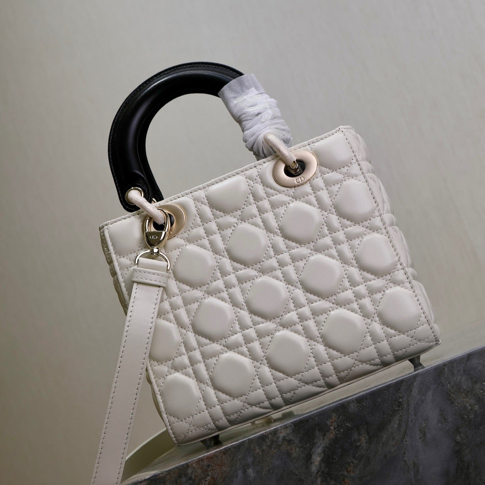 DIOR LADY BAG 20 IN WHITE QUILTED MACROCANNAGE CALFSKIN BLACK STRAP