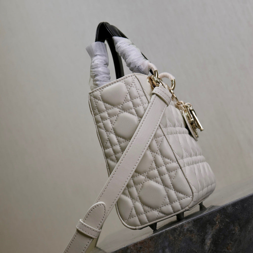 DIOR LADY BAG 20 IN WHITE QUILTED MACROCANNAGE CALFSKIN BLACK STRAP