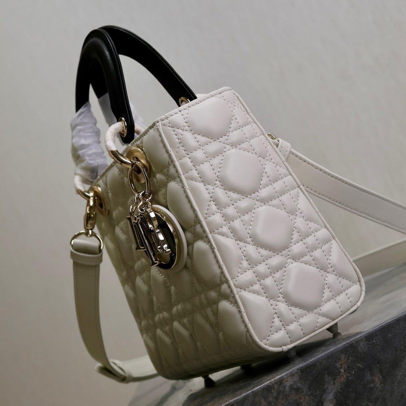 DIOR LADY BAG 20 IN WHITE QUILTED MACROCANNAGE CALFSKIN BLACK STRAP