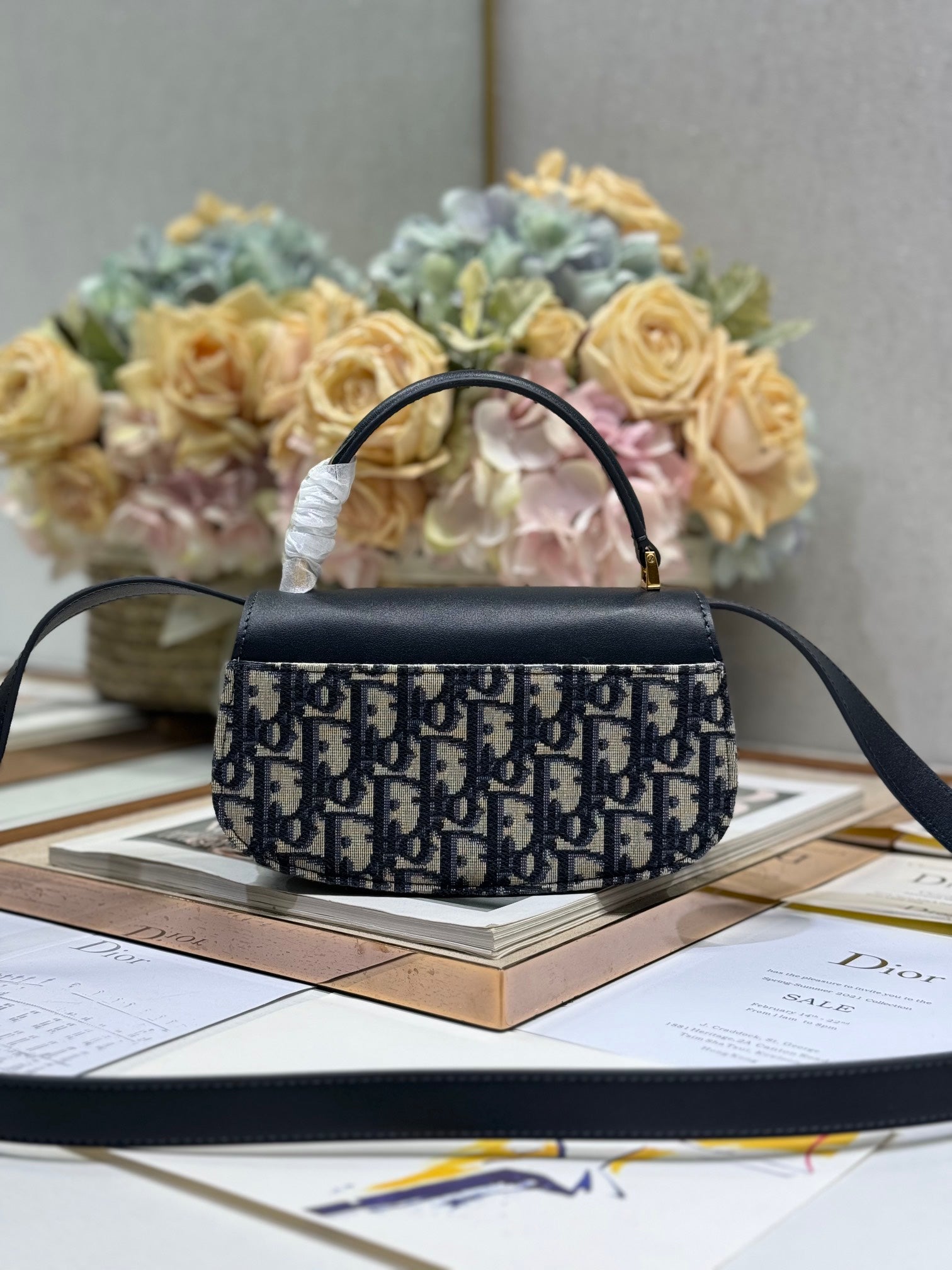 DIOR SMALL 19 MONTAIGNE AVENUE TOP HANDLE BAG BLUE  OBLIQUE JACQUARD AND BLACK SMOOTH CALFSKIN 221158