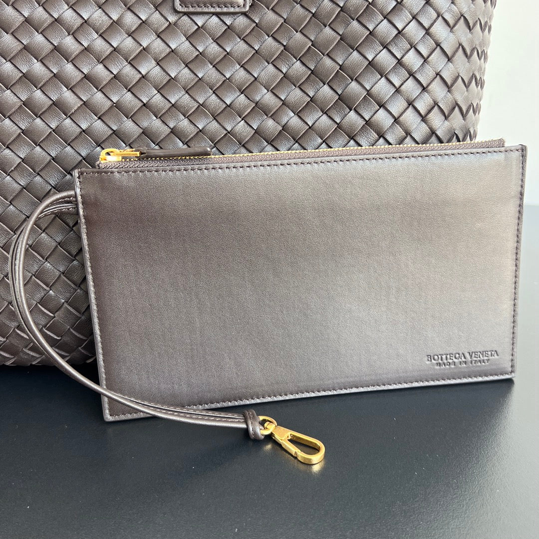 BOTTEGA VENETA LARGE CABAT 51 IN HICKORY BROWN LAMBSKIN