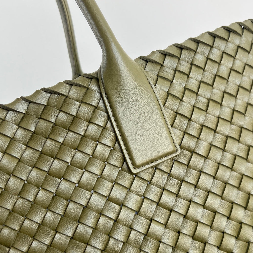 BOTTEGA VENETA LARGE CABAT 51 IN ARMY GREEN LAMBSKIN