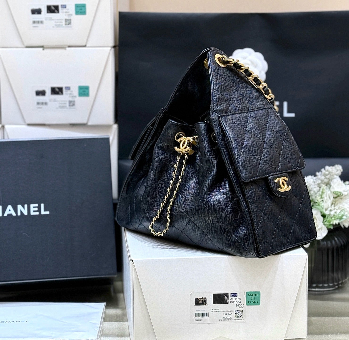CHANEL 25 HANDBAG IN BLACK 30 GRAINED CALFSKIN GOLD HARDWARE