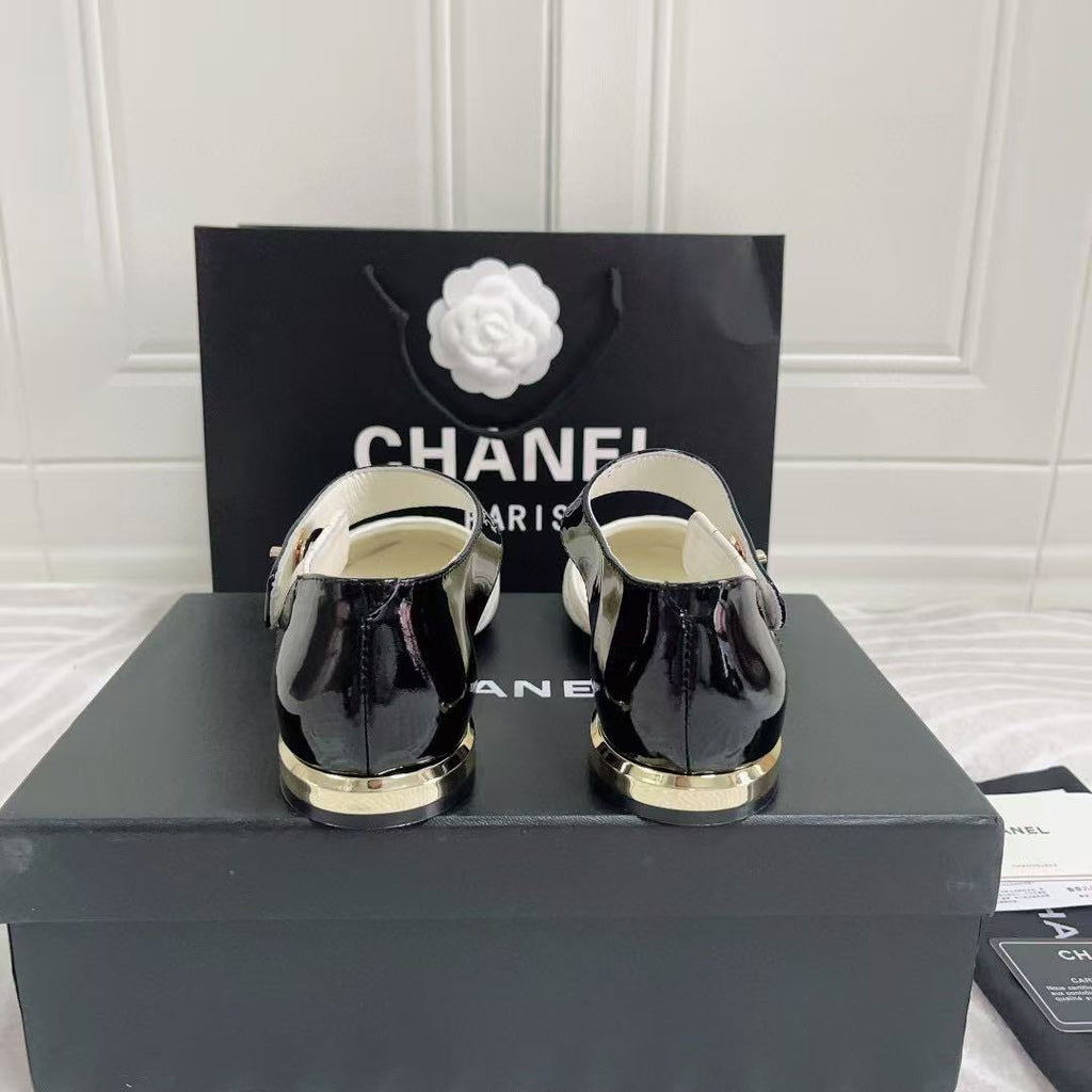 CHANEL CLASSIC MARY JANE FLATS IN WHITE AND BLACK QUILTED CALFSKIN
