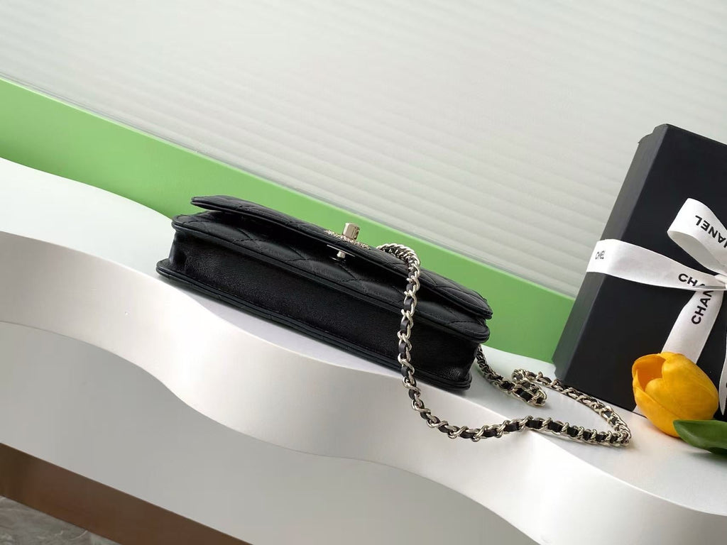 CHANEL FLAP BAG 19 IN BLACK CALFSKIN GOLD HARDWARE