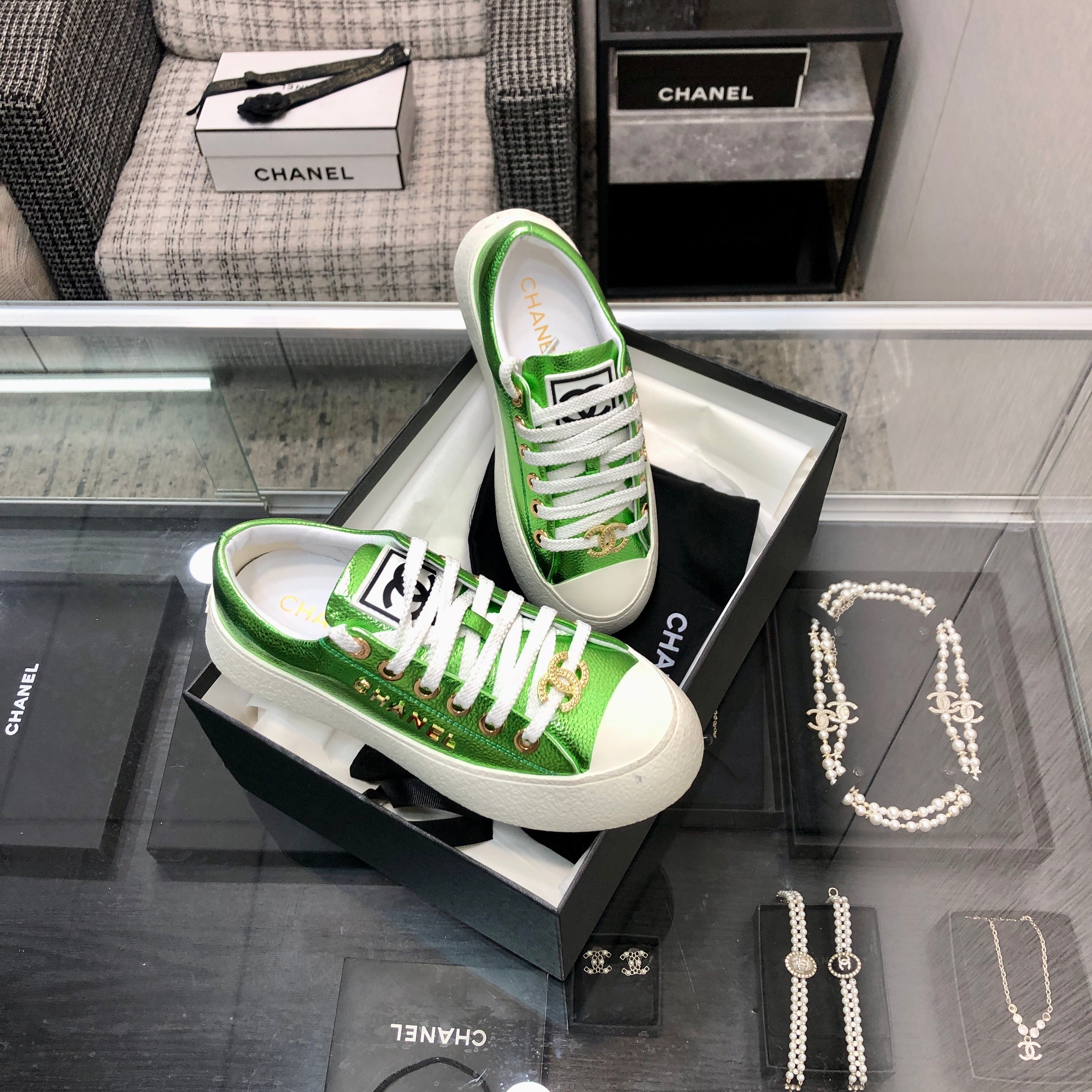 CHANEL CASUAL SNEAKER IN EMERALD GREEN METALLIC LAMBSKIN WITH GOLD LOGO
