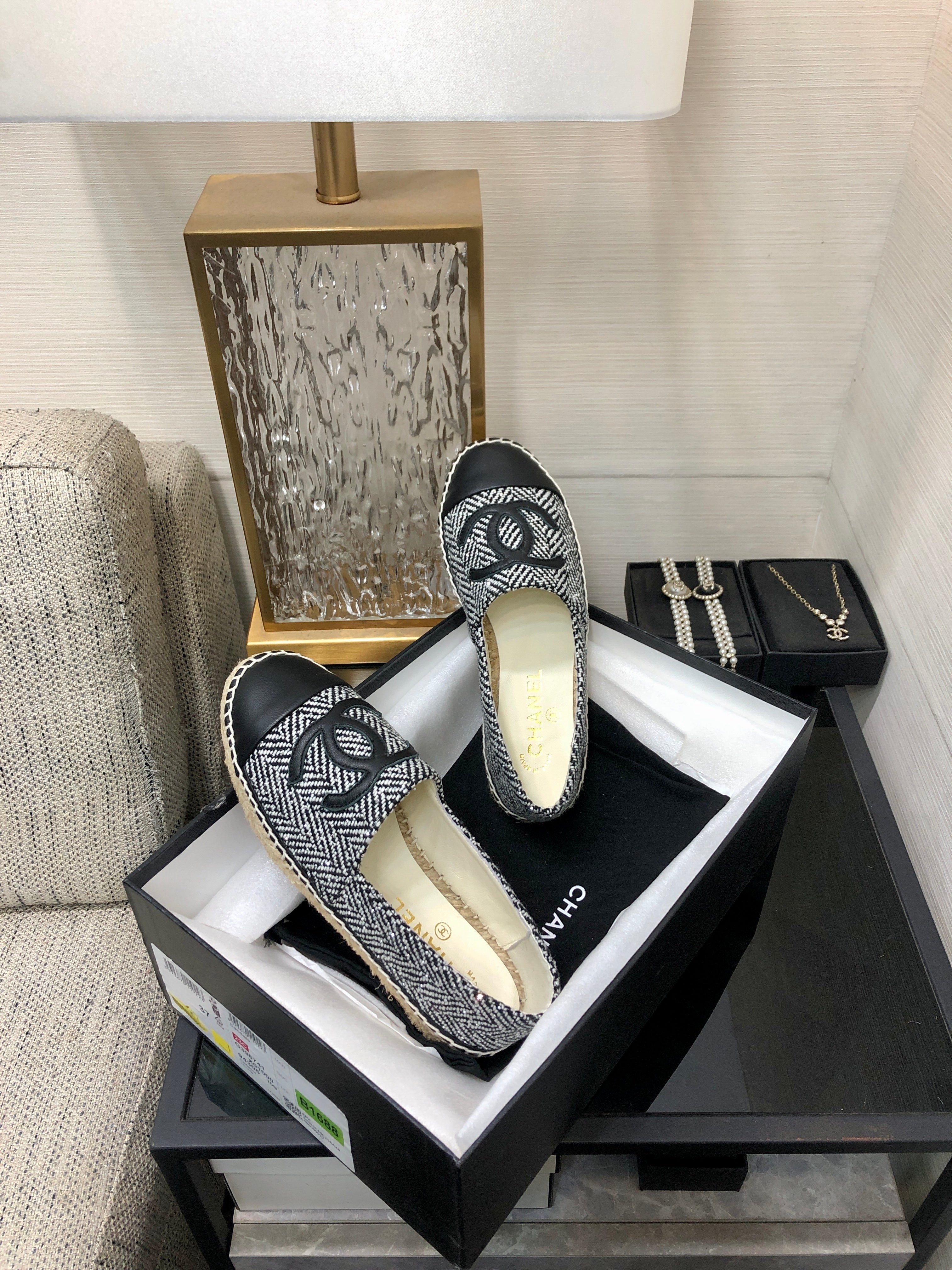 CHANEL ESPADRILLE BLACK MIX WHITE TWEED FABRIC AND CALFSKIN FLATS 185046