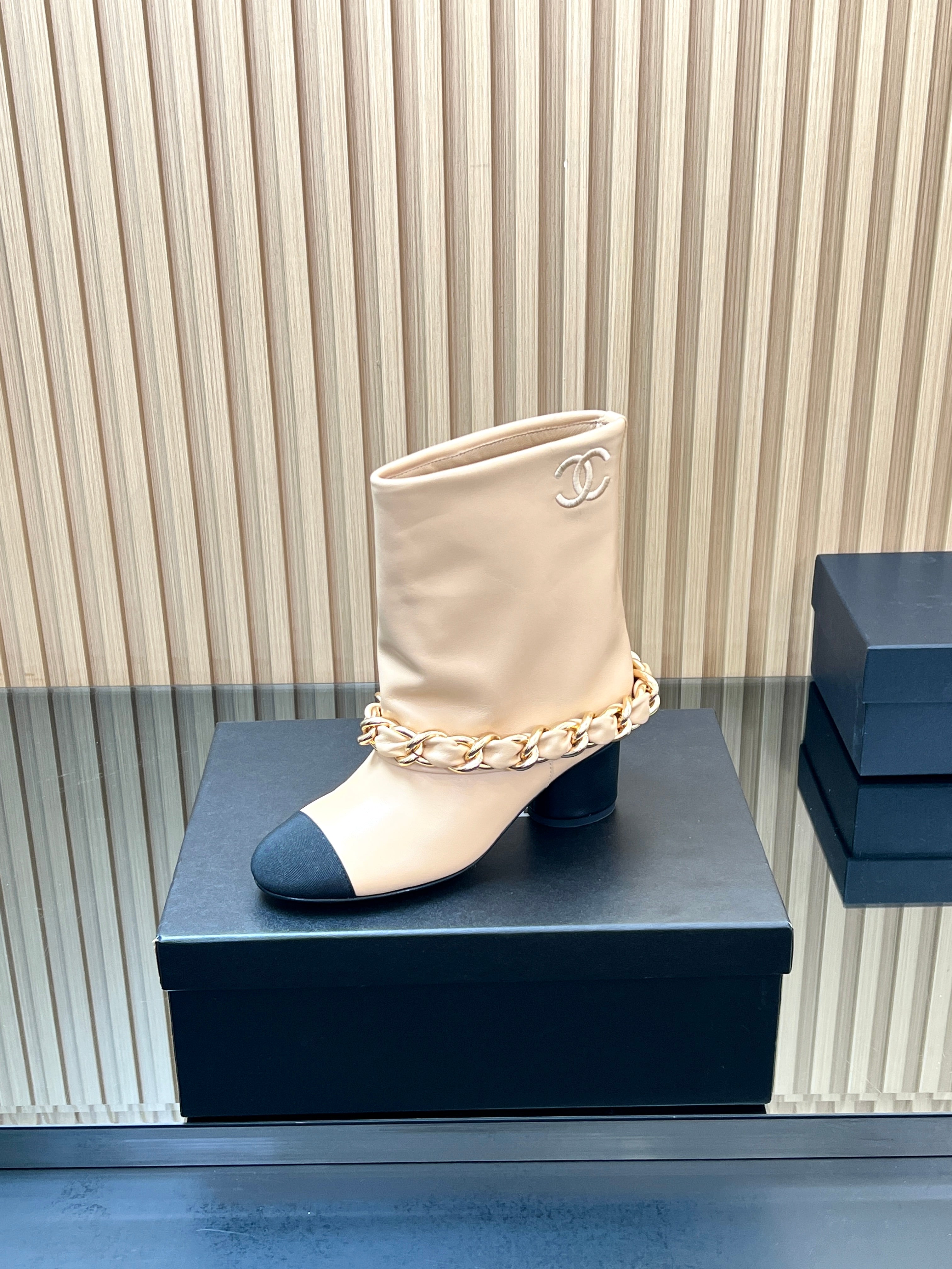 CHANEL 25S LOW BOOTS 65MM IN BEIGE CALFSKIN GOLD HARDWRE