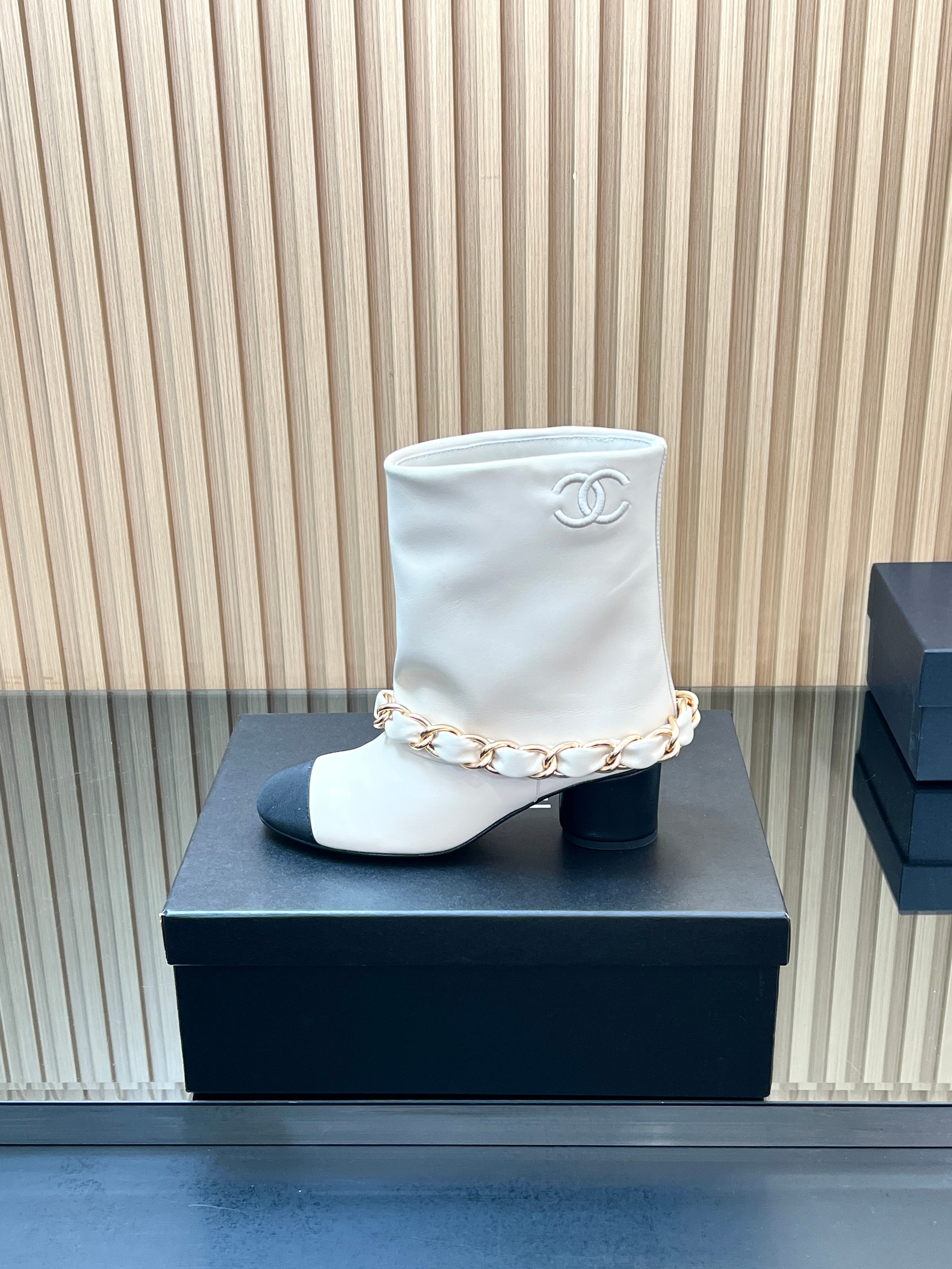 CHANEL 25S LOW BOOTS 65MM IN WHITE CALFSKIN GOLD HARDWRE