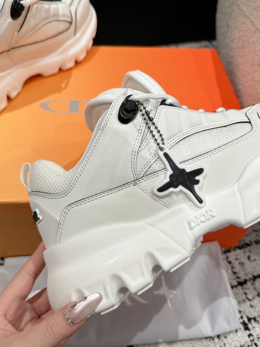 DIOR SNEAKER IN WHITE CALFSKIN AND BREATHABLE MESH 175310