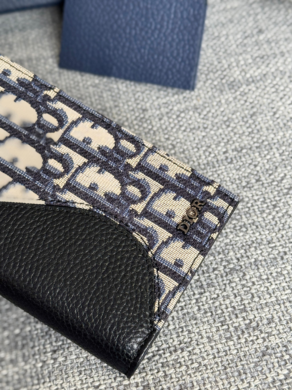 DIOR VERTICAL BIFOLD WALLET 19 IN BLACK GRAINED CALFSKIN MIX BLUE MONOGRAM OBLIQUE JACQUARD