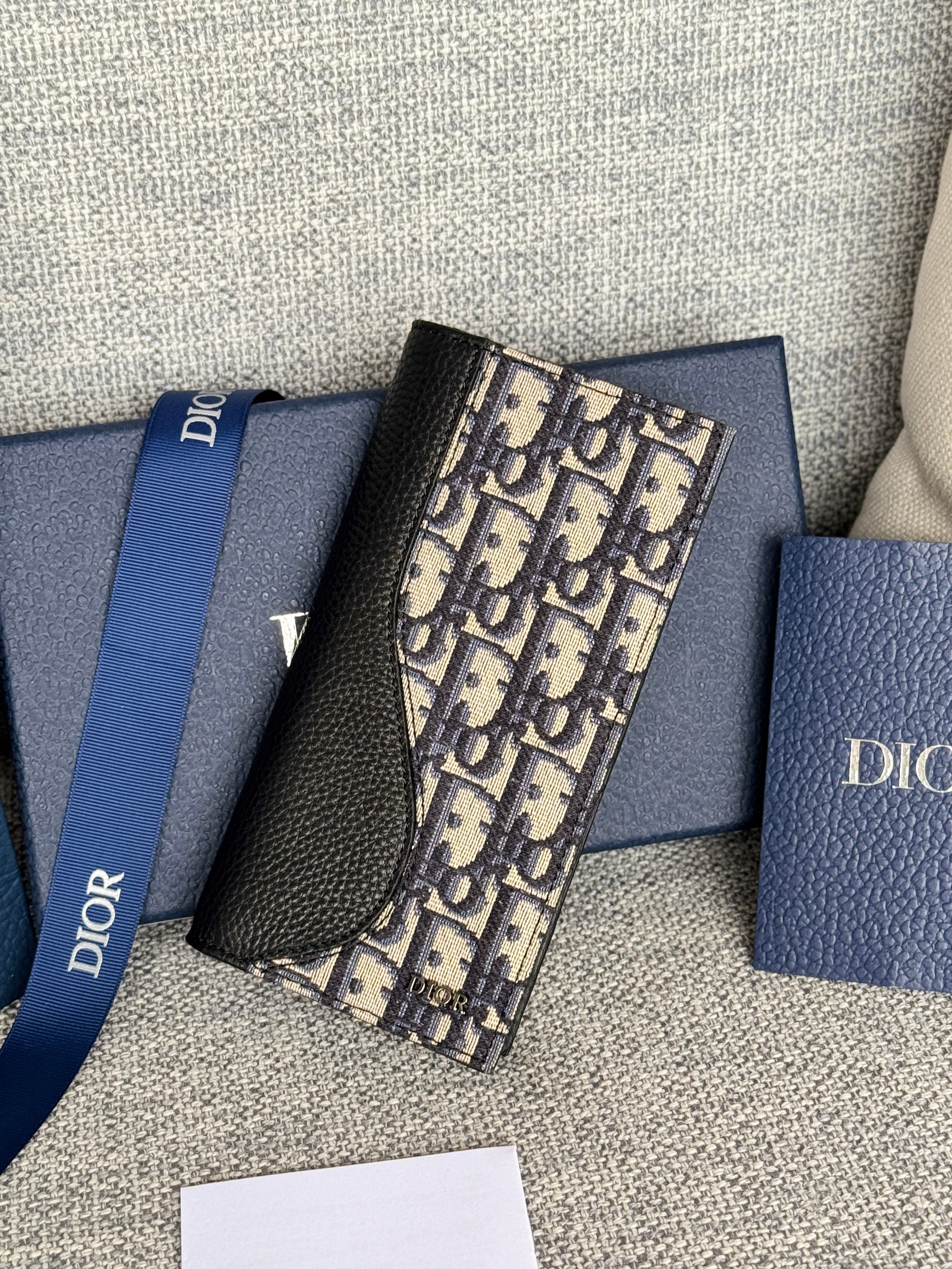 DIOR VERTICAL BIFOLD WALLET 19 IN BLACK GRAINED CALFSKIN MIX BLUE MONOGRAM OBLIQUE JACQUARD