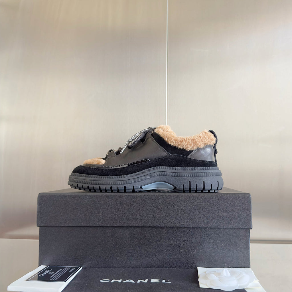 CHANEL 25S SNEAKERS WITH FUR AENTS 40MM IN BLACK AND BROWN CALFSKIN