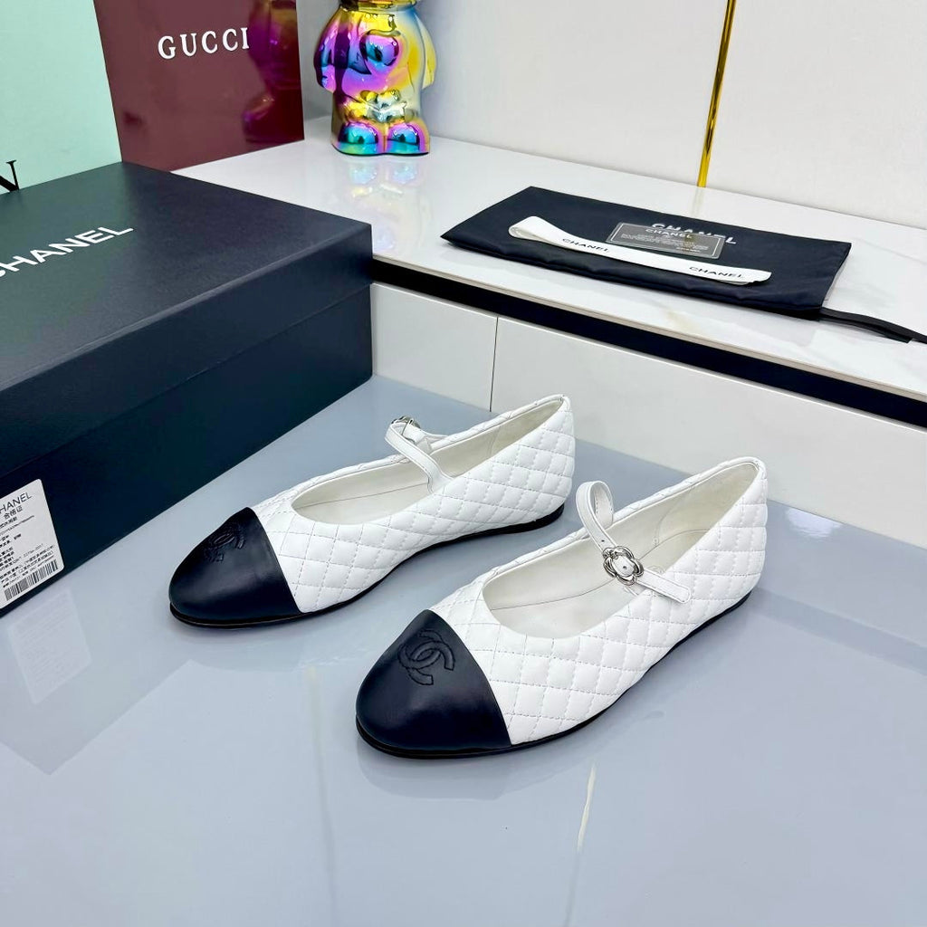 CHANEL MARY JANE FLAT 25S IN WHITE LAMBSKIN EMBOSSED LOGO
