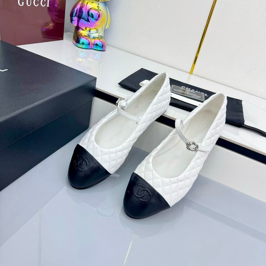 CHANEL MARY JANE FLAT 25S IN WHITE LAMBSKIN EMBOSSED LOGO