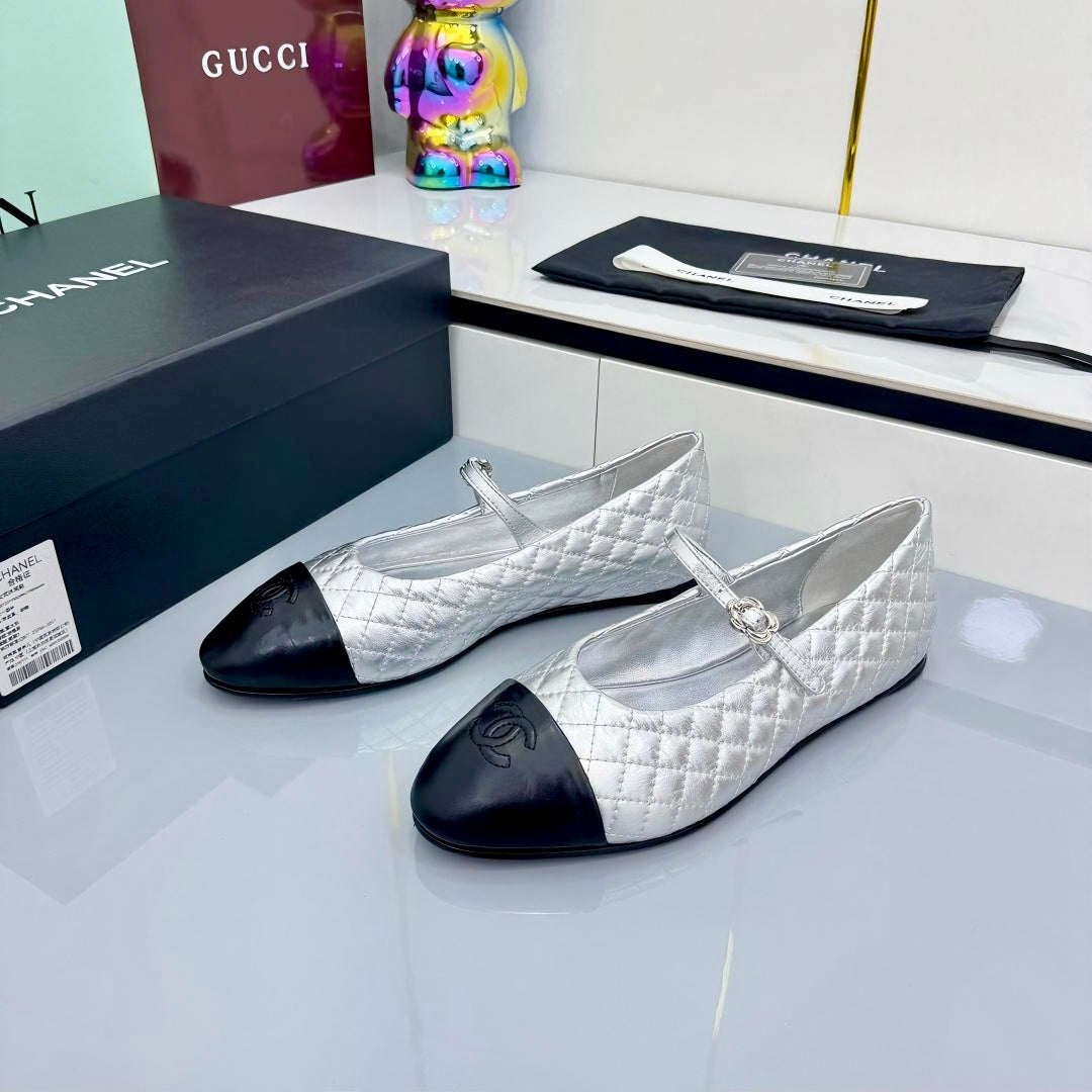 CHANEL MARY JANE FLAT 25S IN SILVER LAMBSKIN EMBOSSED LOGO