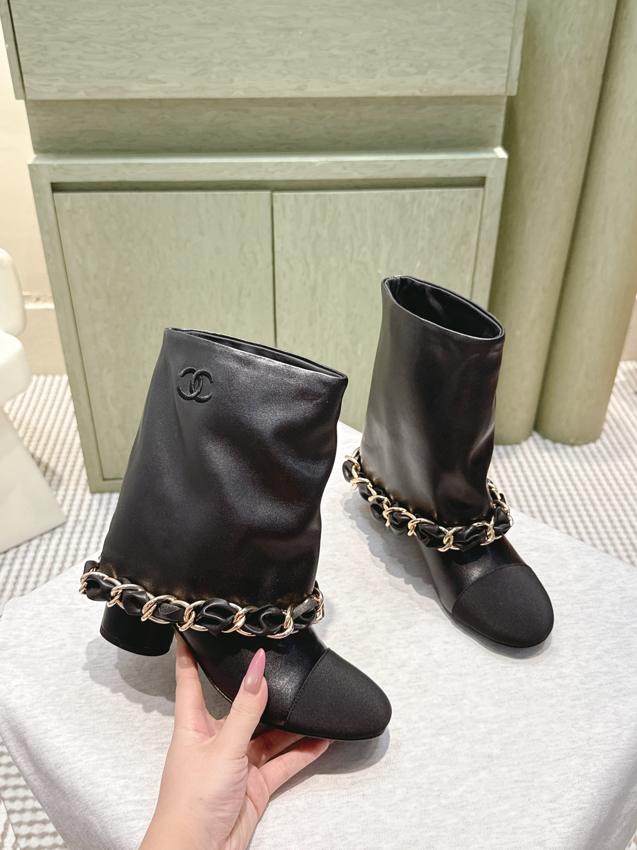 CHANEL 25S CALF-LENGTH BOOTS 45MM IN BLACK CALFSKIN GOLD HARDWARE