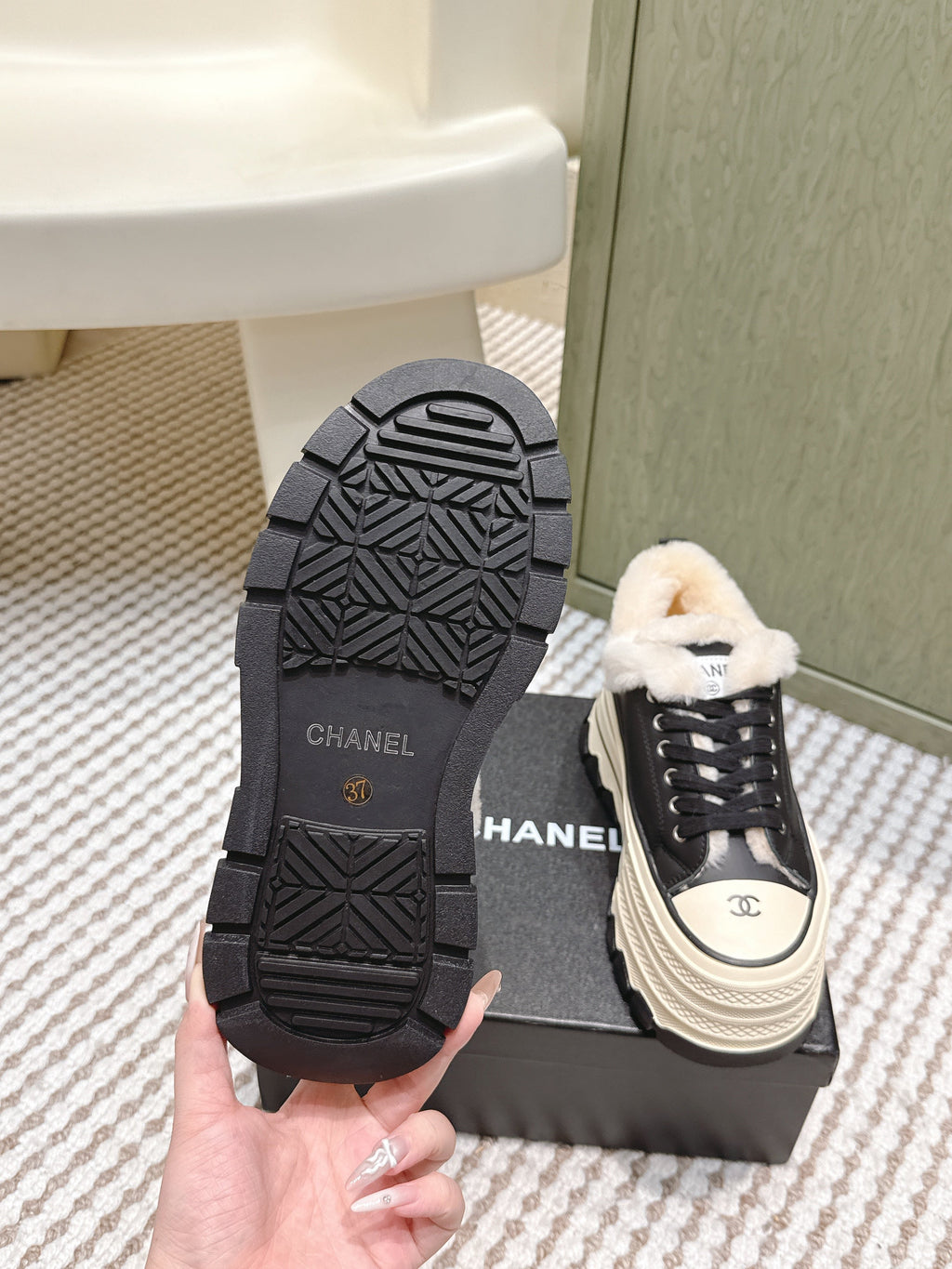 CHANEL 25S THICK-SOLE SNEAKERS 60MM IN BLACK AND BEIGE CALFSKIN WITH FUR LINING