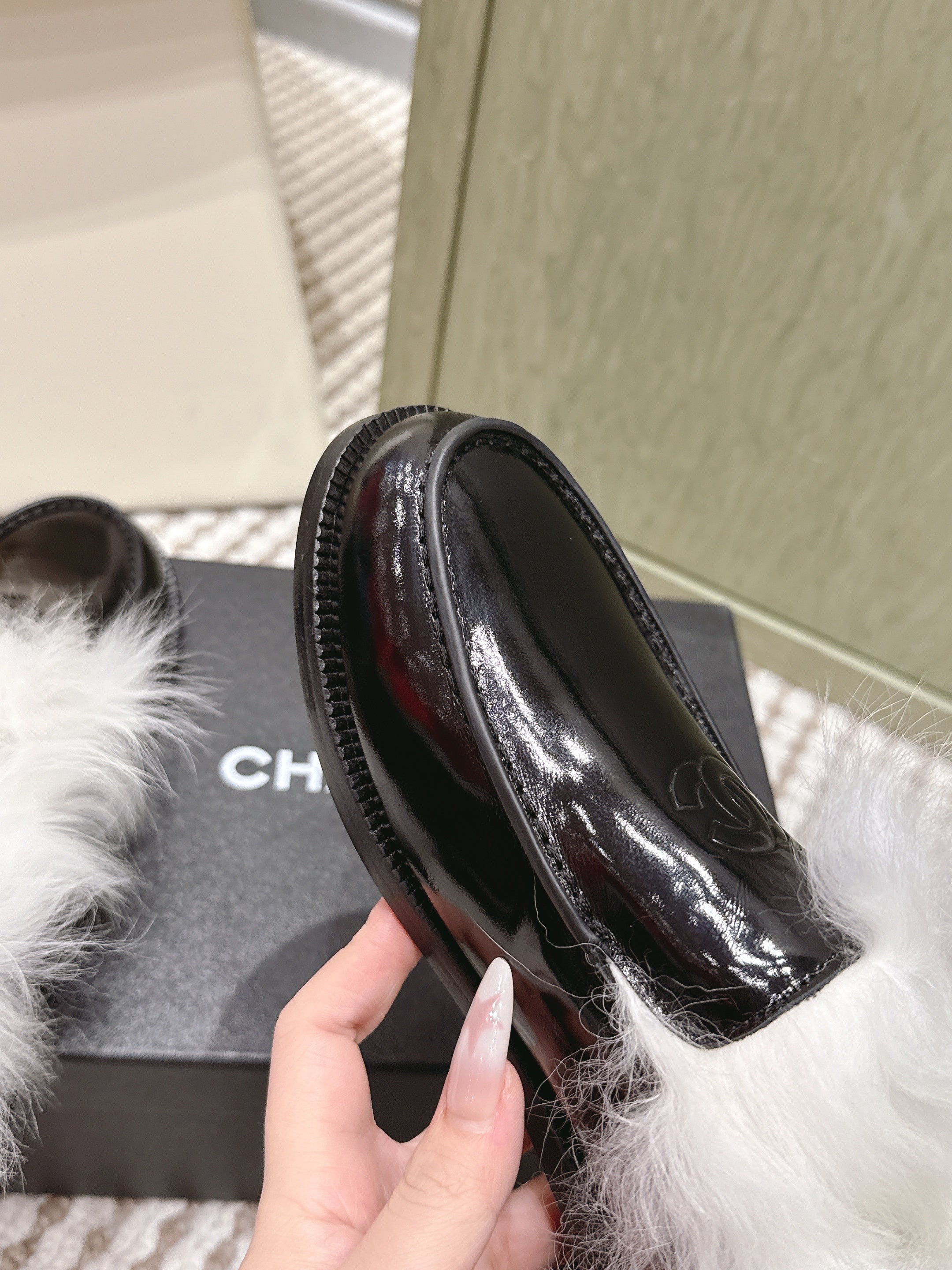 CHANEL 25S LOAFERS MOASIN IN BLACK GLOSSY CALFSKIN WITH WHITE MINK FUR LINING