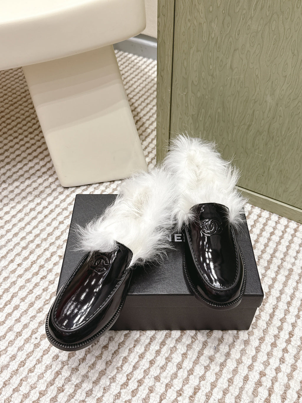CHANEL 25S LOAFERS MOASIN IN BLACK GLOSSY CALFSKIN WITH WHITE MINK FUR LINING