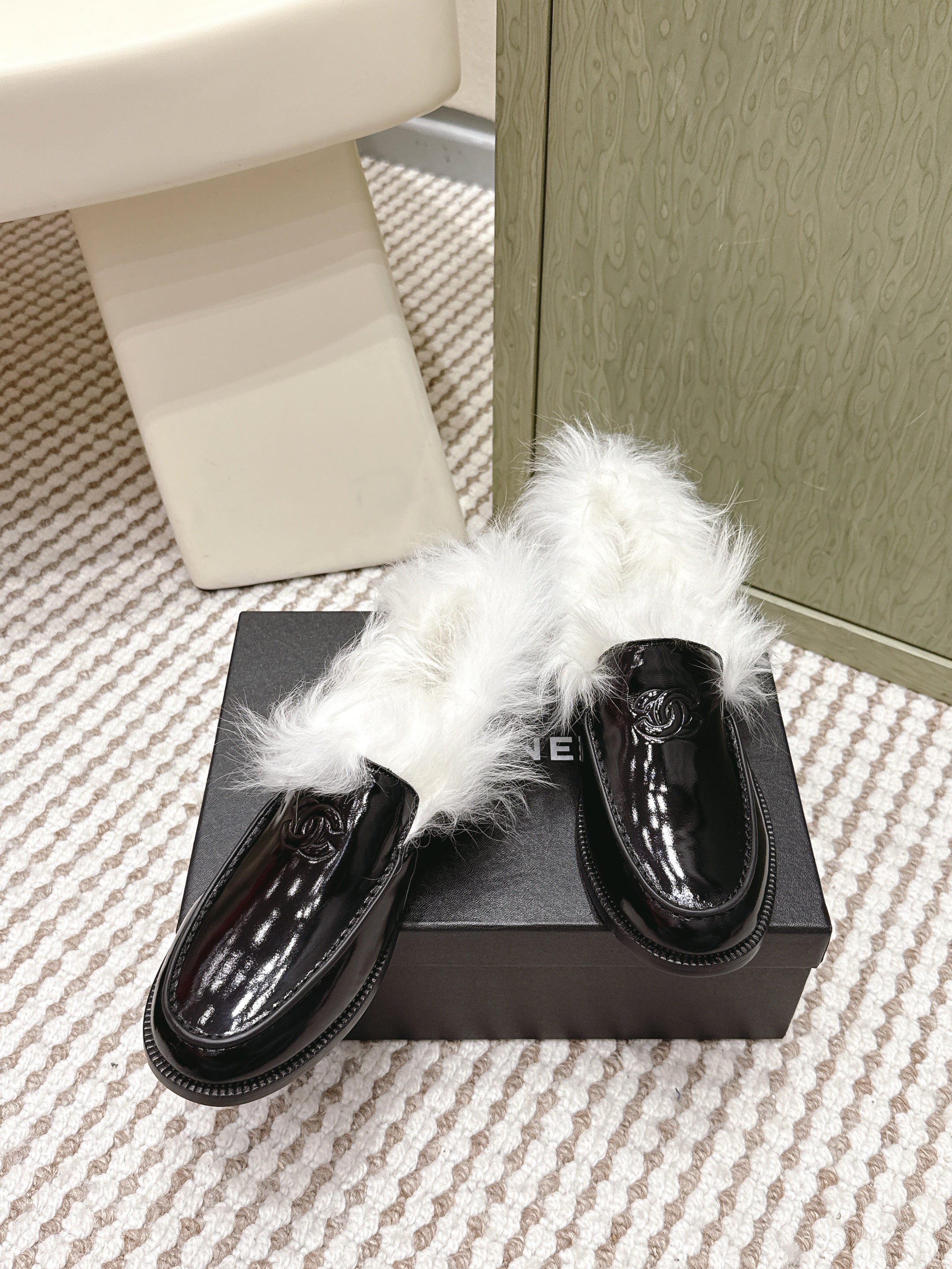 CHANEL 25S LOAFERS MOASIN IN BLACK GLOSSY CALFSKIN WITH WHITE MINK FUR LINING