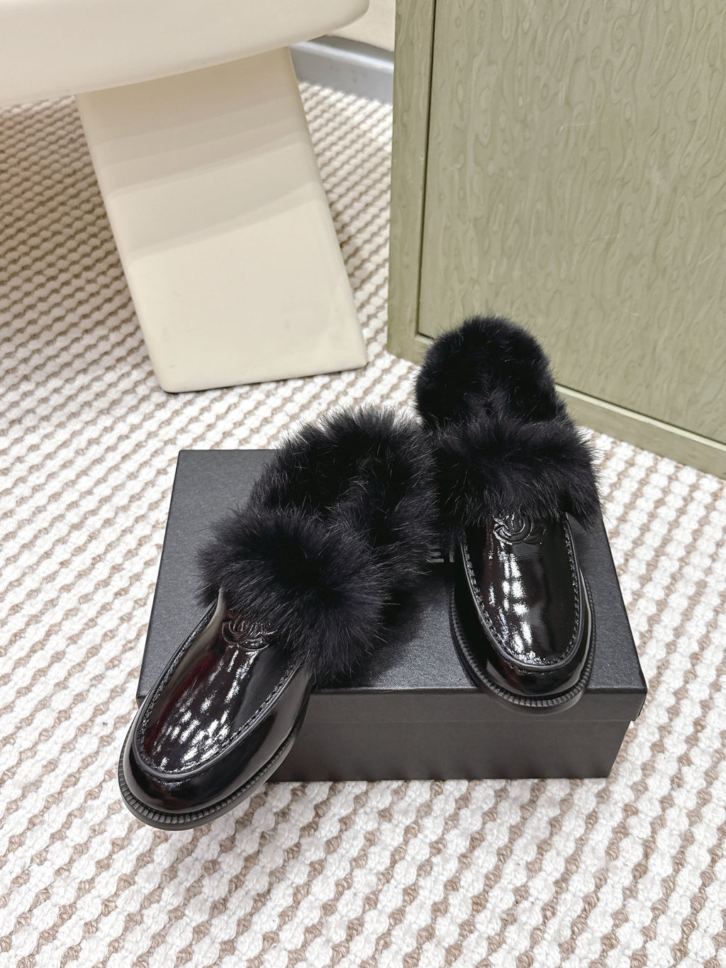 CHANEL 25S LOAFERS MOASIN IN BLACK GLOSSY CALFSKIN WITH MINK FUR LINING