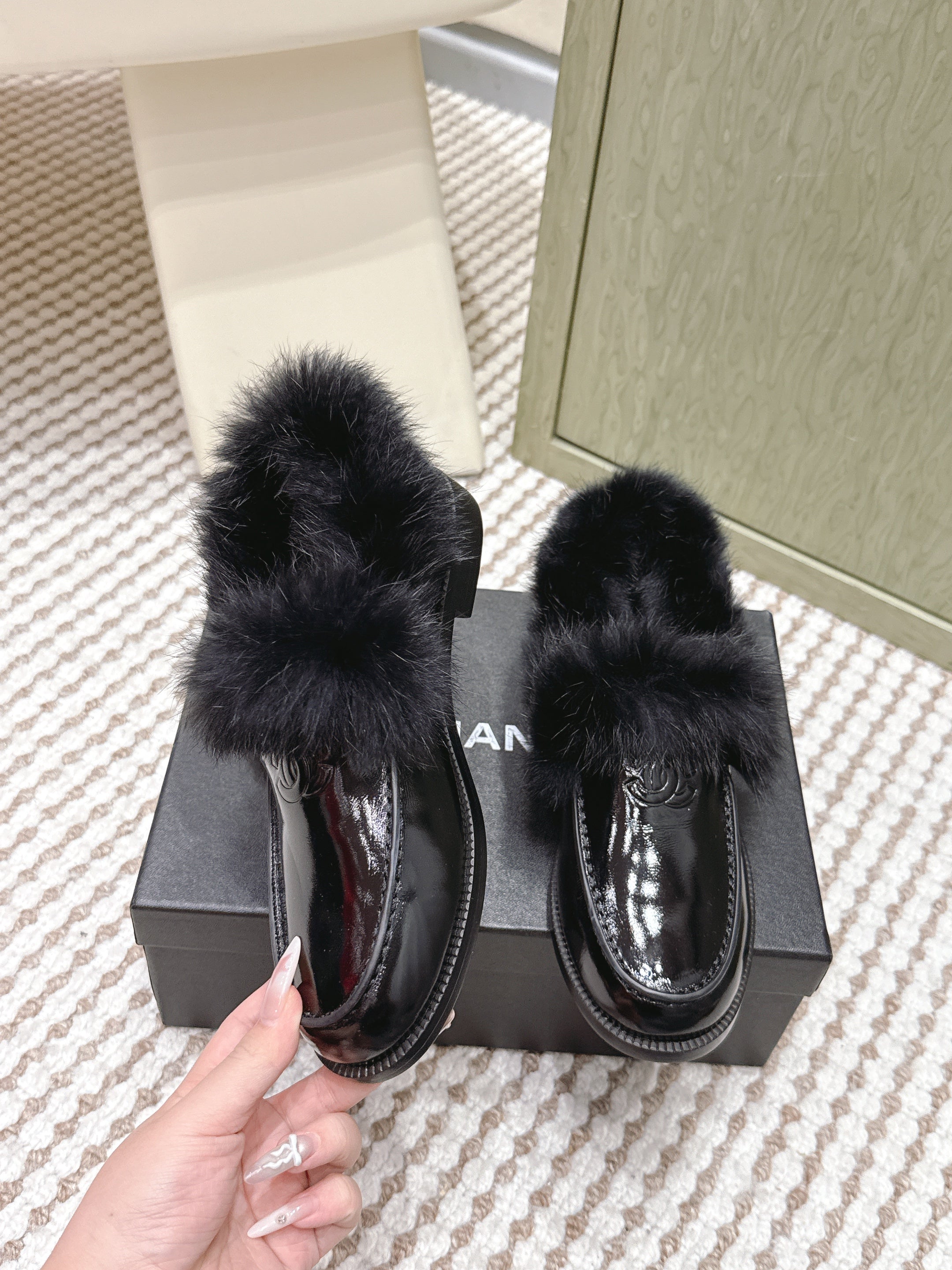 CHANEL 25S LOAFERS MOASIN IN BLACK GLOSSY CALFSKIN WITH MINK FUR LINING