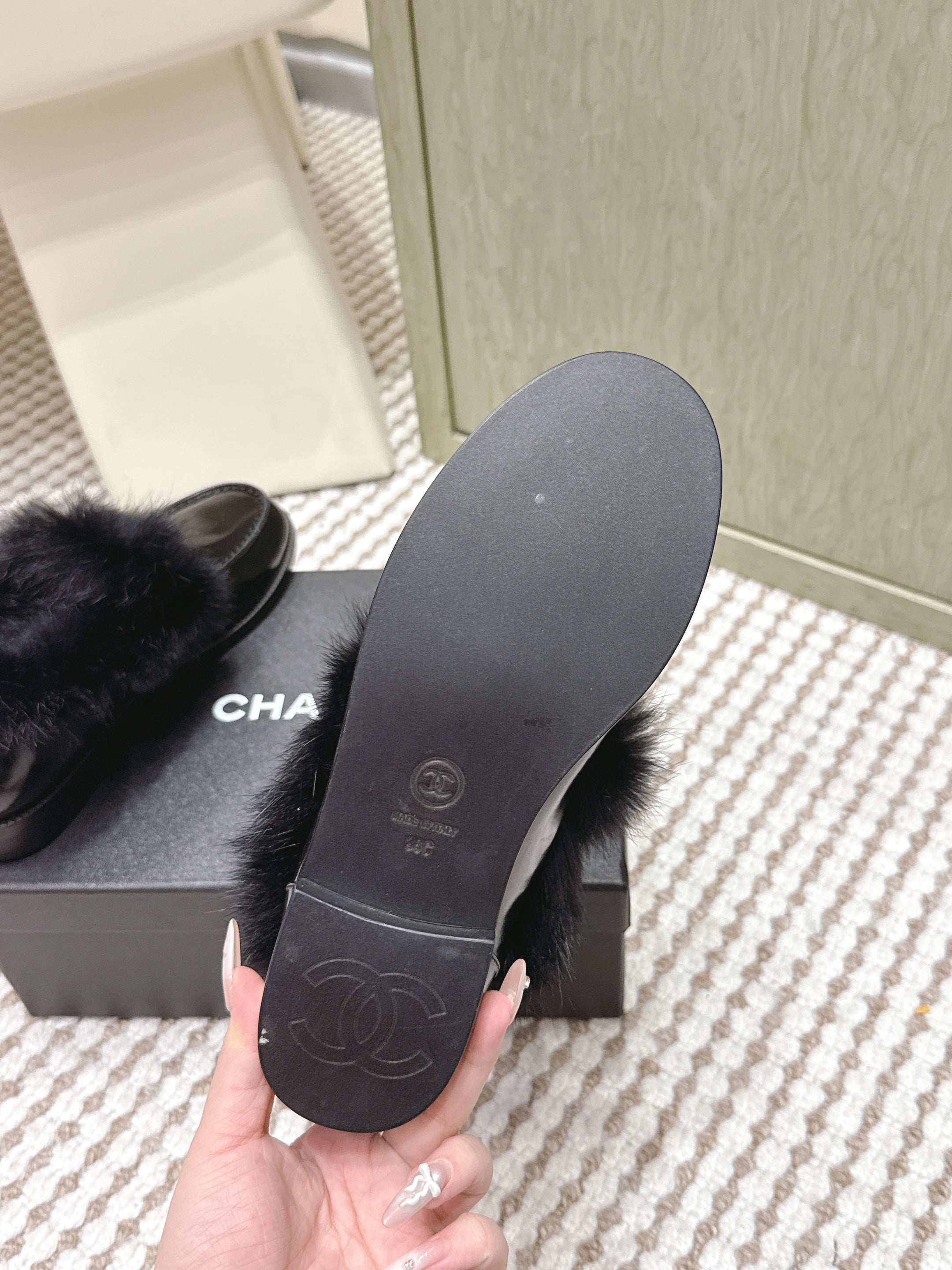CHANEL 25S LOAFERS MOASIN IN BLACK GLOSSY CALFSKIN WITH MINK FUR LINING