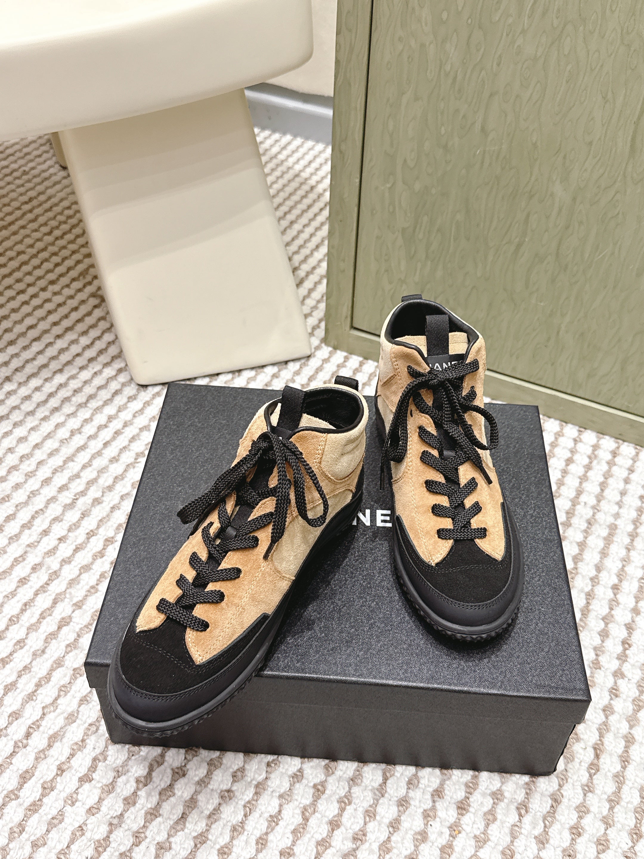 CHANEL 25S HIGH-TOP SNEAKERS IN BLACK AND BROWN CALFSKIN AND SUEDE