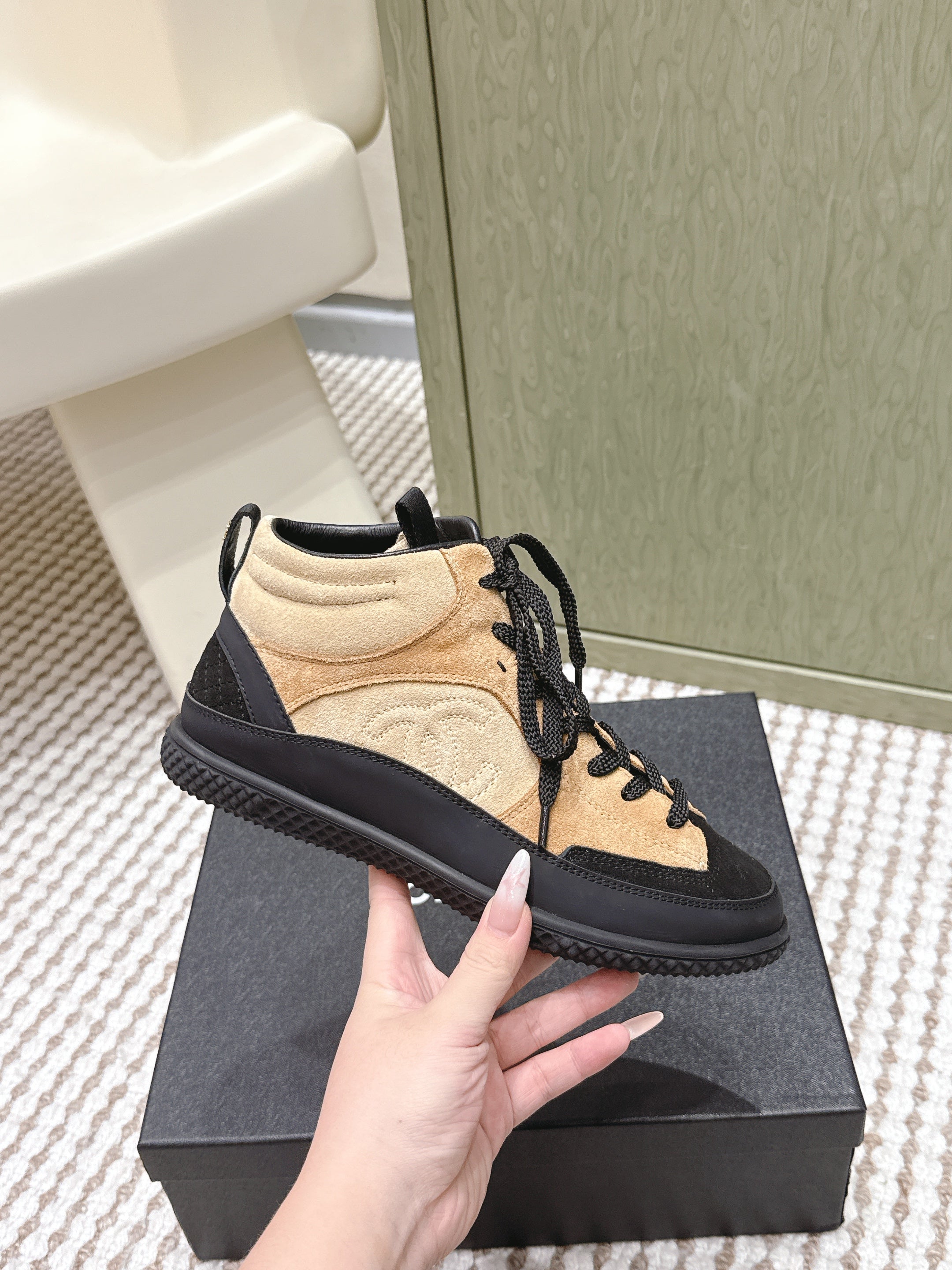 CHANEL 25S HIGH-TOP SNEAKERS IN BLACK AND BROWN CALFSKIN AND SUEDE