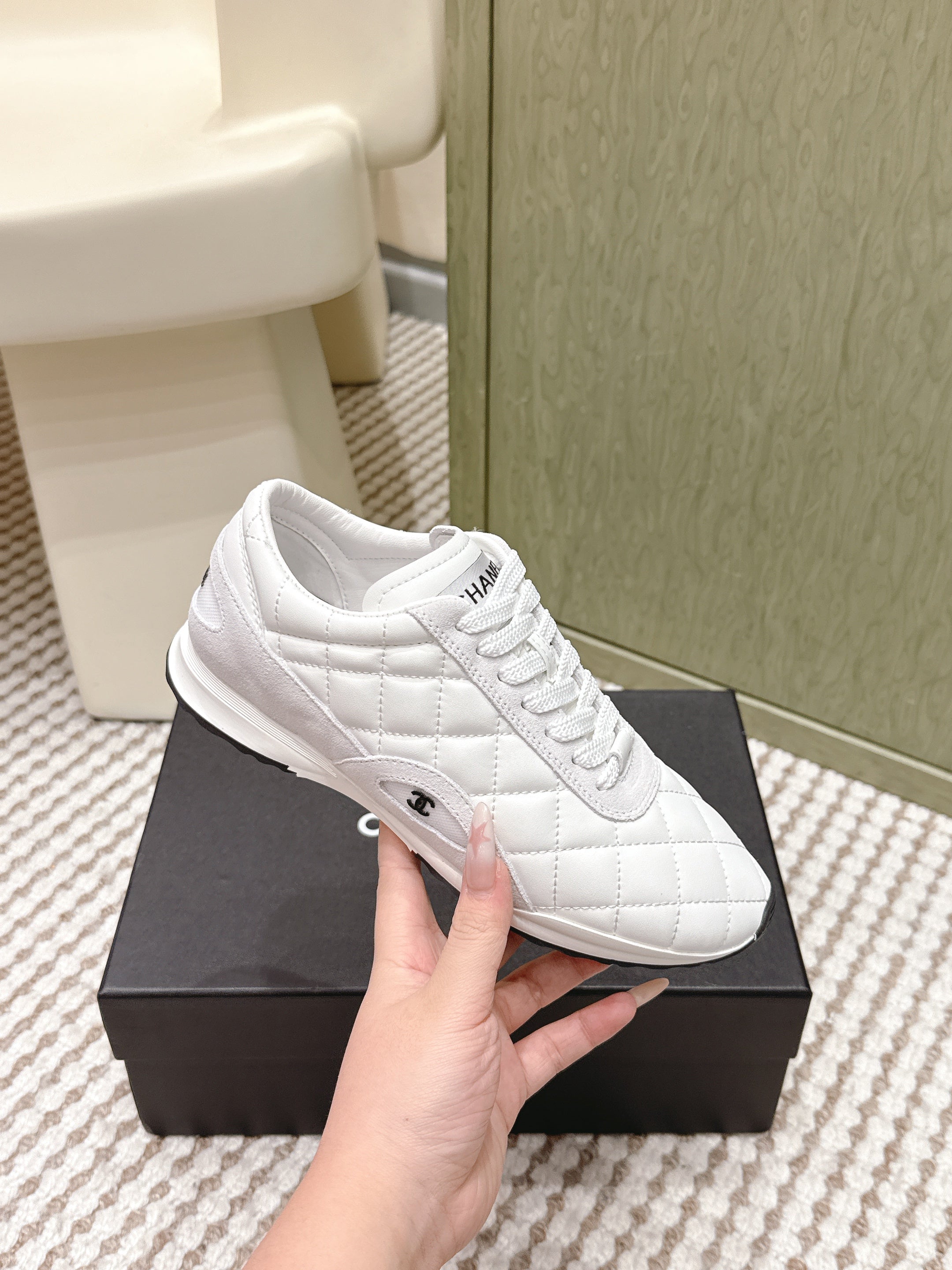 CHANEL 25S SNEAKERS IN WHITE CALFSKIN AND SUEDE
