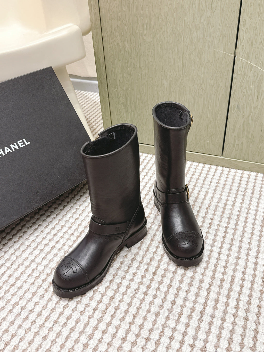 CHANEL 25S CALF-HIGH CHELSEA BOOTS IN BLACK CALFSKIN GOLD HARDWARE