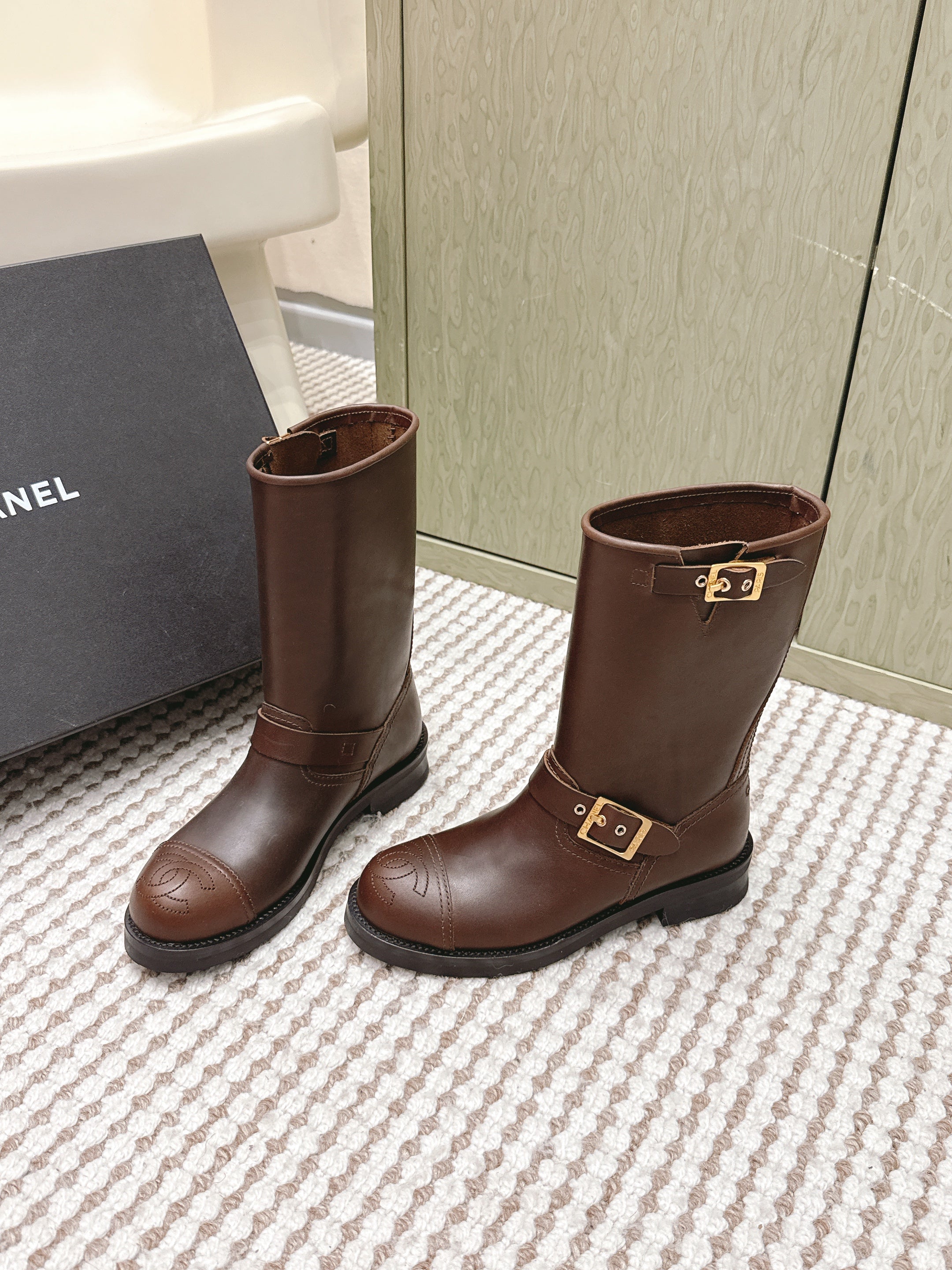 CHANEL 25S CALF-HIGH CHELSEA BOOTS IN BROWN CALFSKIN GOLD HARDWARE
