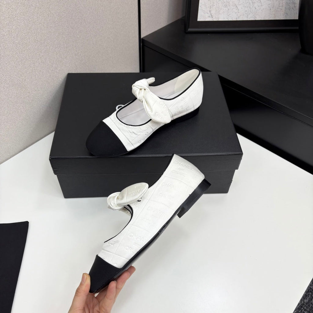 CHANEL BALLET FLATS 25S IN WHITE AND BLACK FABRIC WITH BOW