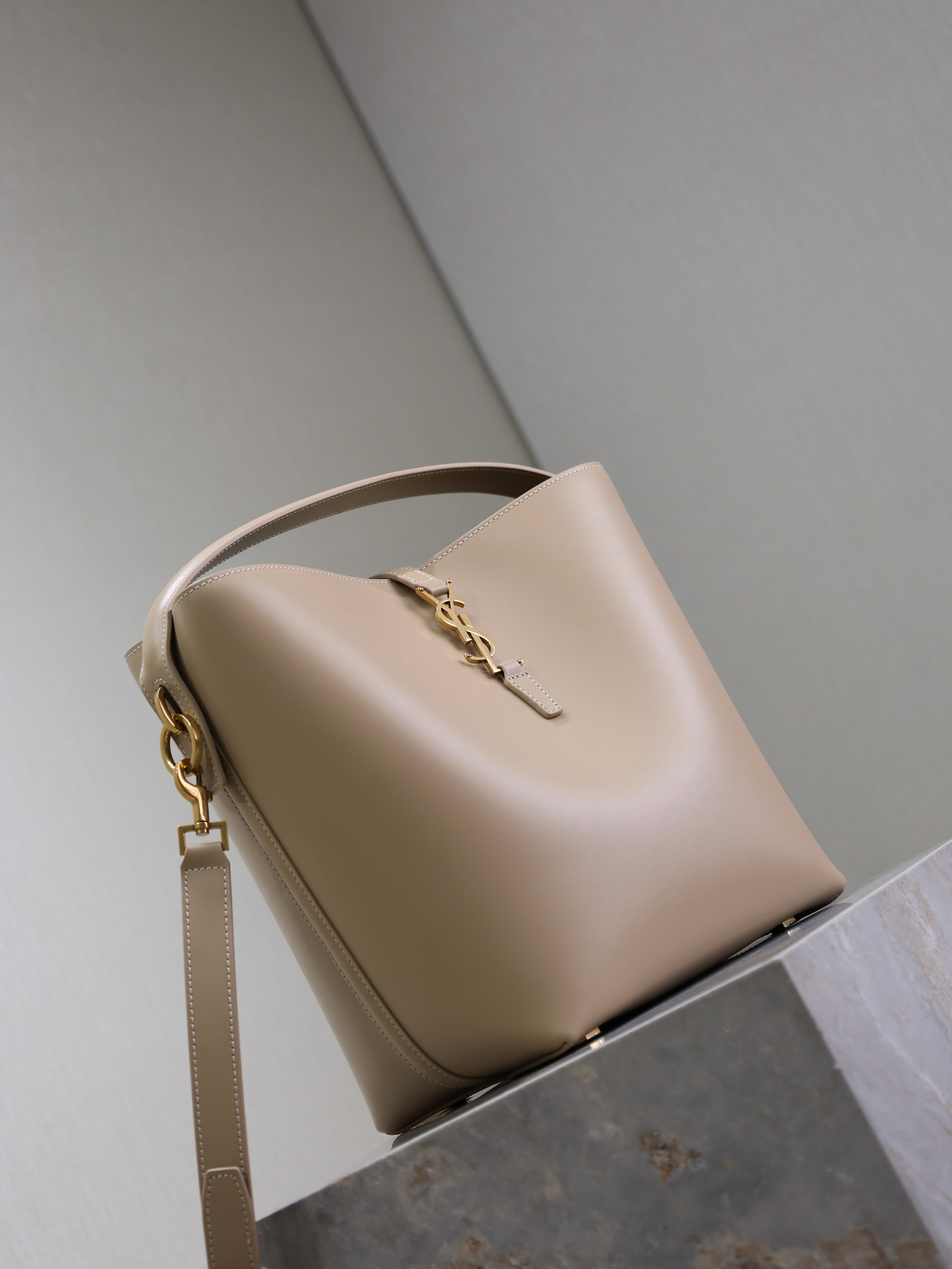 YSL 25S LE 5 À 7 BUCKET 26 IN NUDE CALFSKIN GOLD HARDWRE