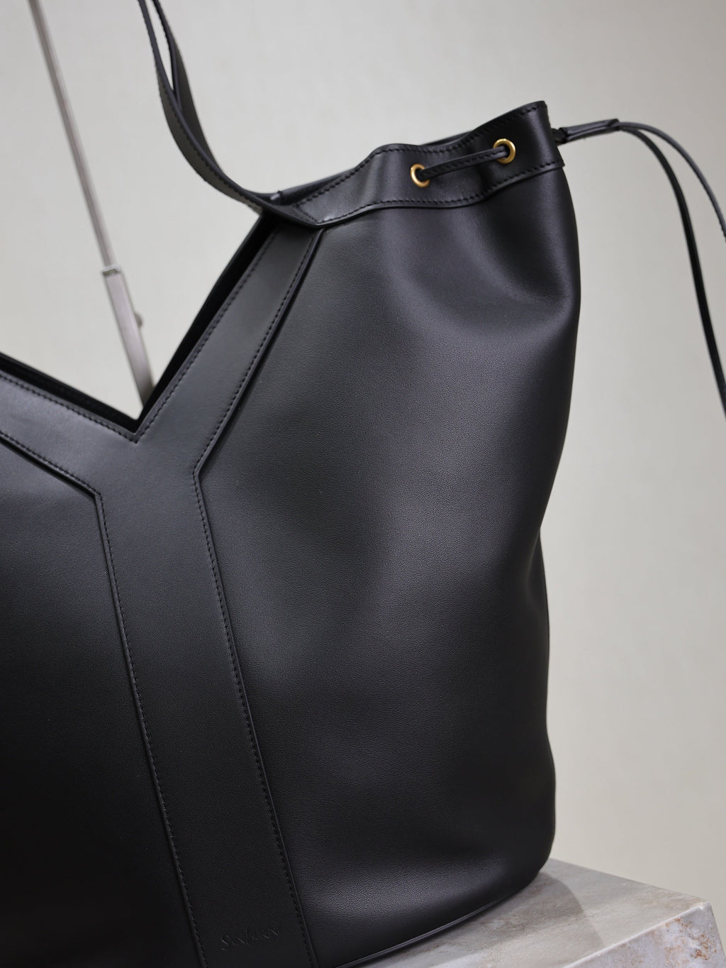 YSL 25S Y LARGE HOBO 50 IN BLACK CALFSKIN GOLD HARDWARE