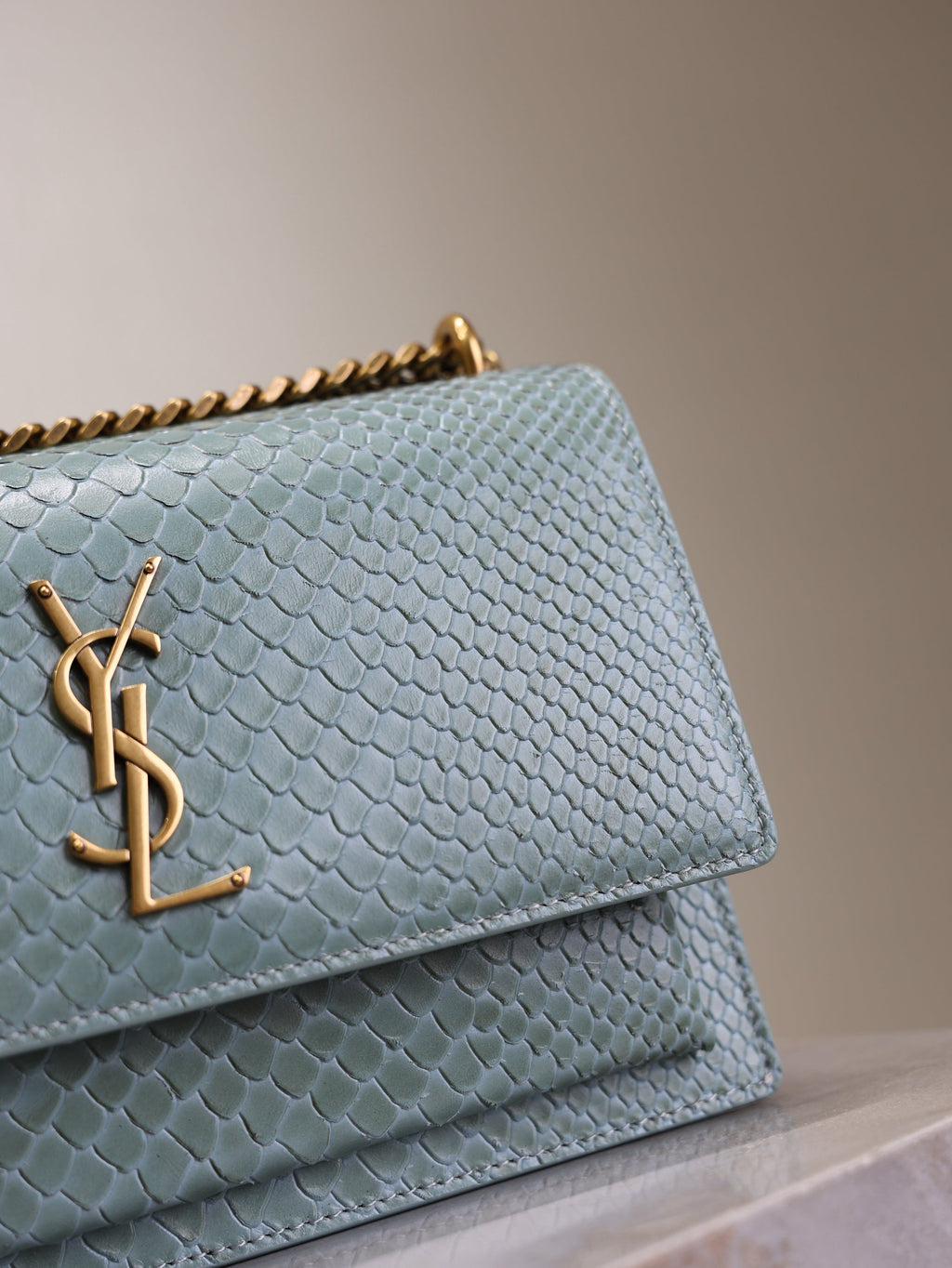 YSL 25S SUNSET MEDIUM 22 IN LIGHT BLUE CROCODILE-EMBOSSED CALFSKIN GOLD HARDWRE