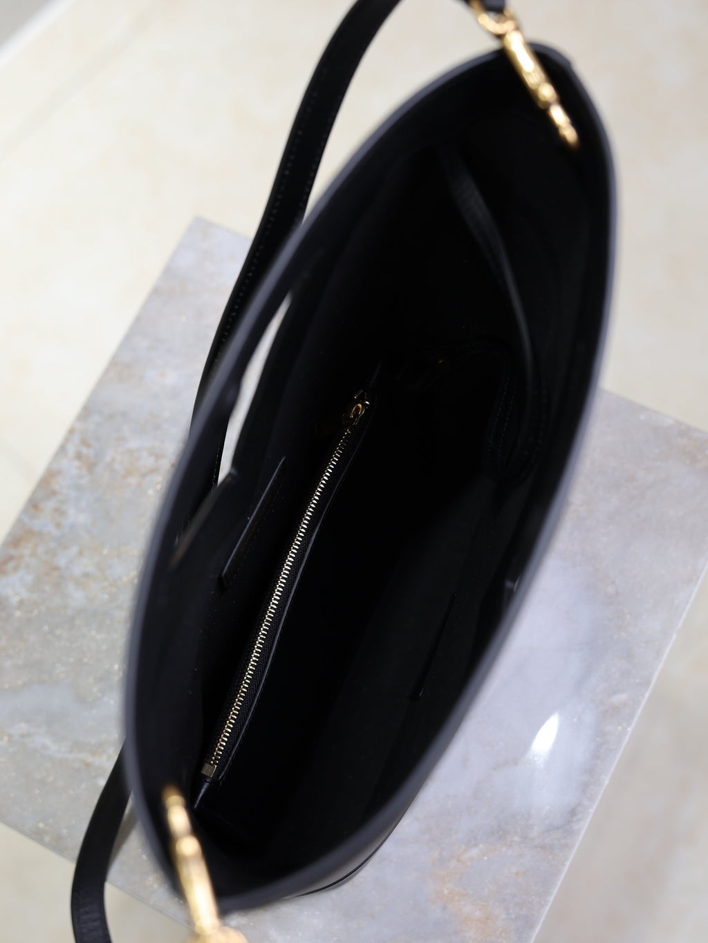 YSL 25S Y SMALL BUCKET 29 IN BLACK CALFSKIN GOLD HARDWARE