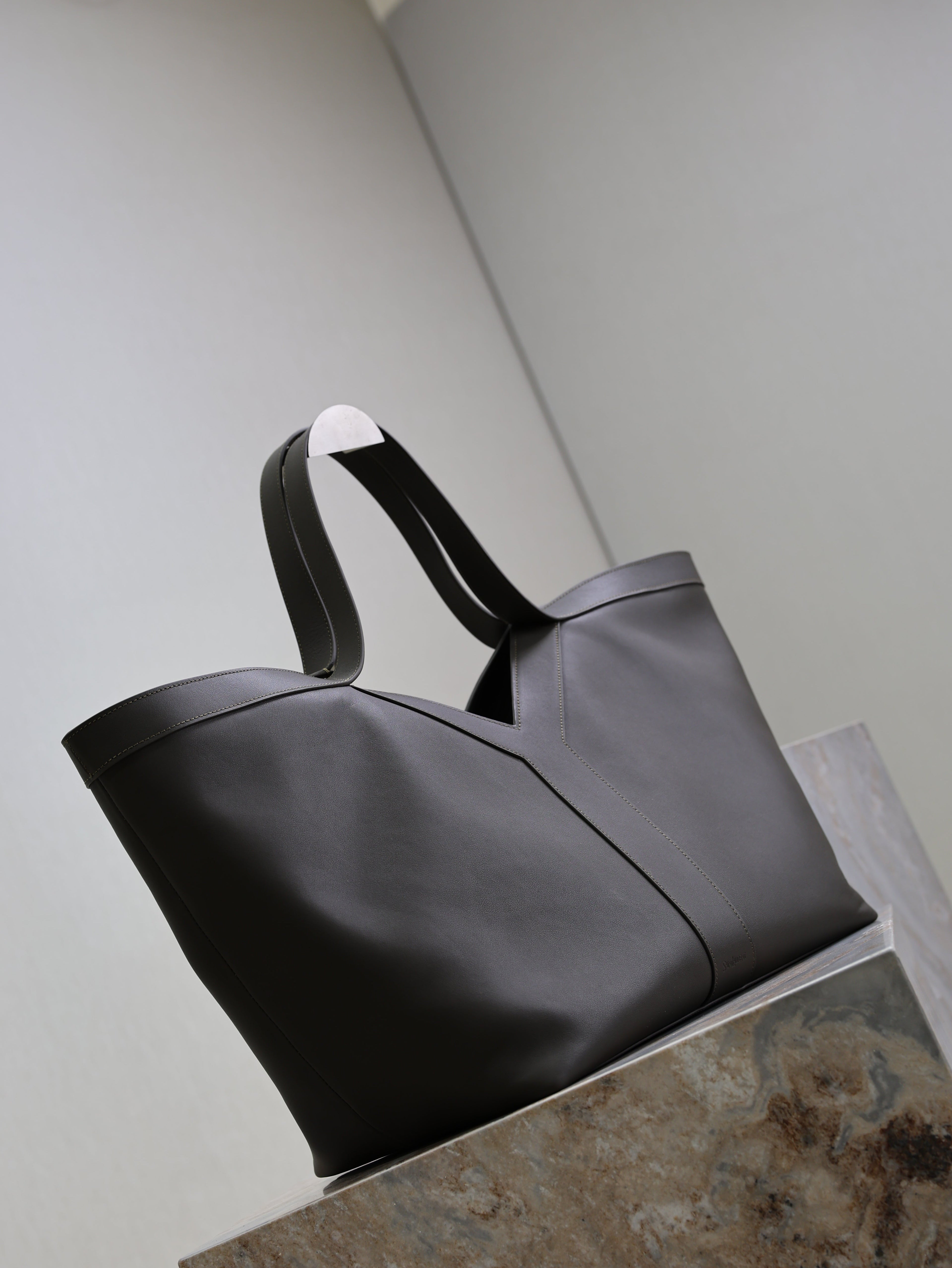 YSL 25S Y MAXI TOTE 50 IN MUTED CHARCOAL CALFSKIN GOLD HARDWRE