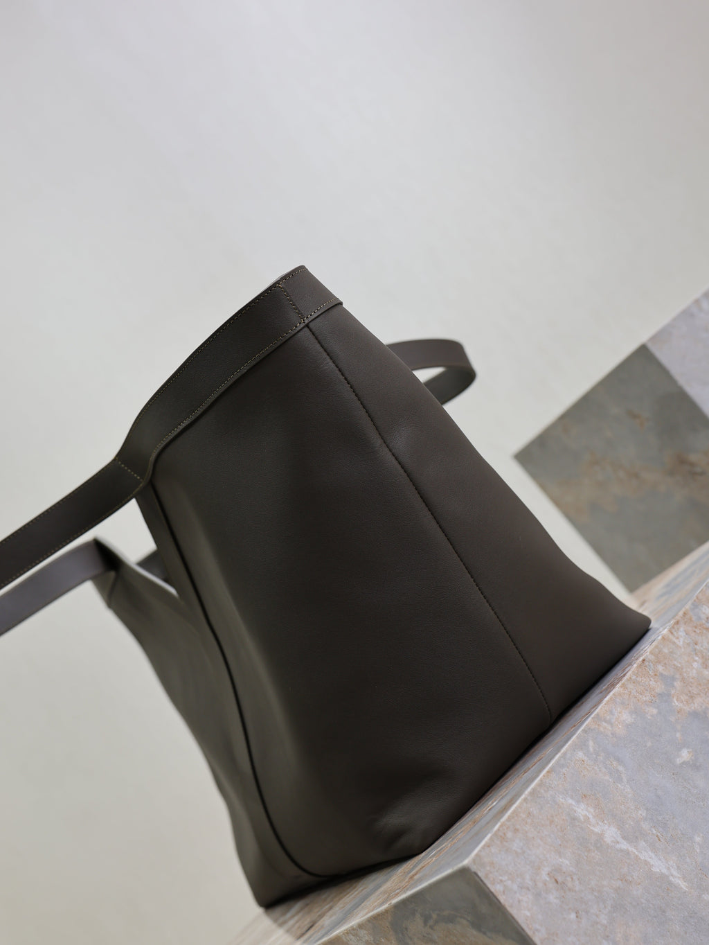 YSL 25S Y MAXI TOTE 50 IN MUTED CHARCOAL CALFSKIN GOLD HARDWARE