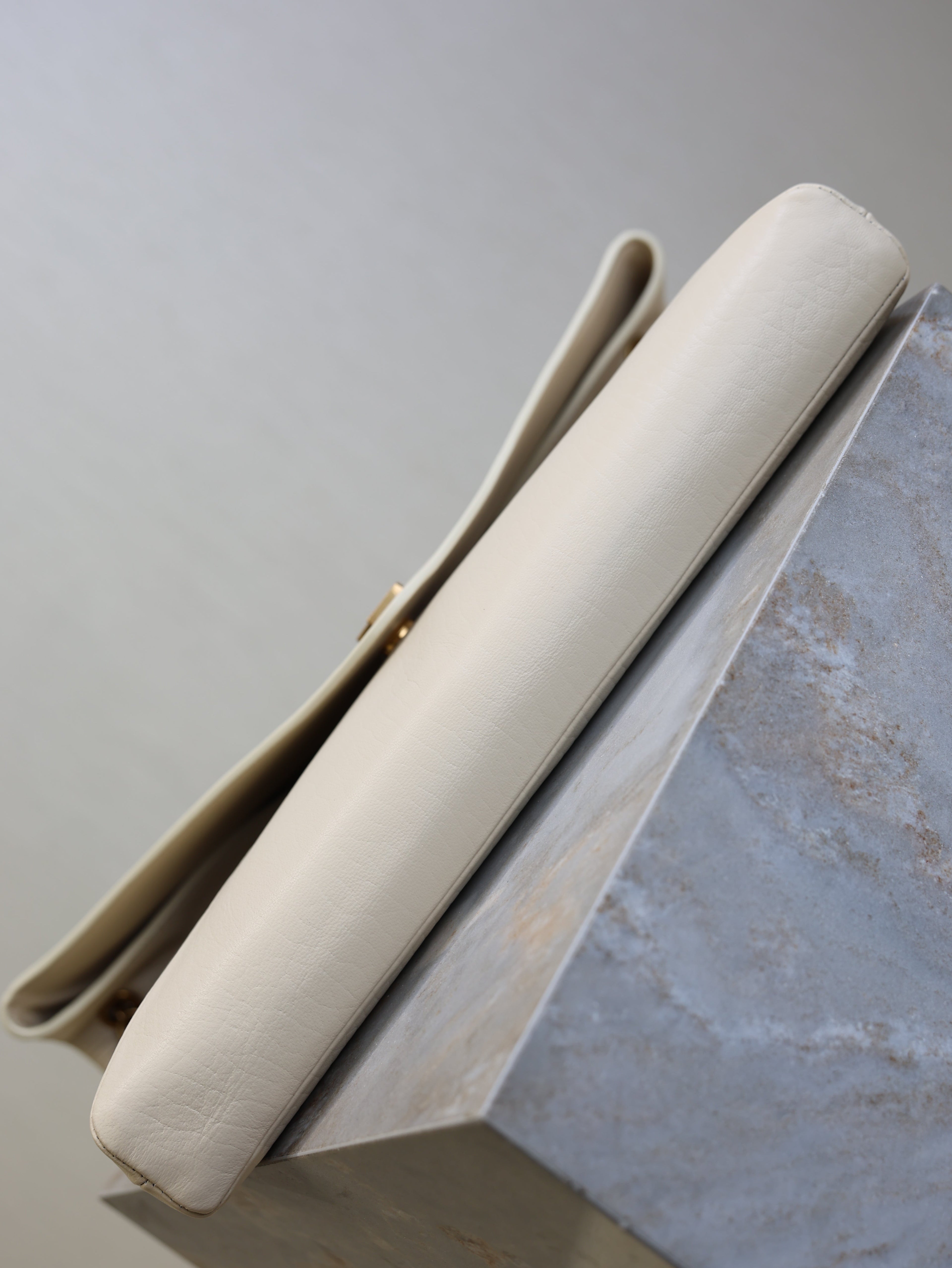 YSL 25S CASSANDRE ENVELOPE MESSENGER 35 IN BLANC VINTAGE LAMBSKIN GOLD HARDWRE