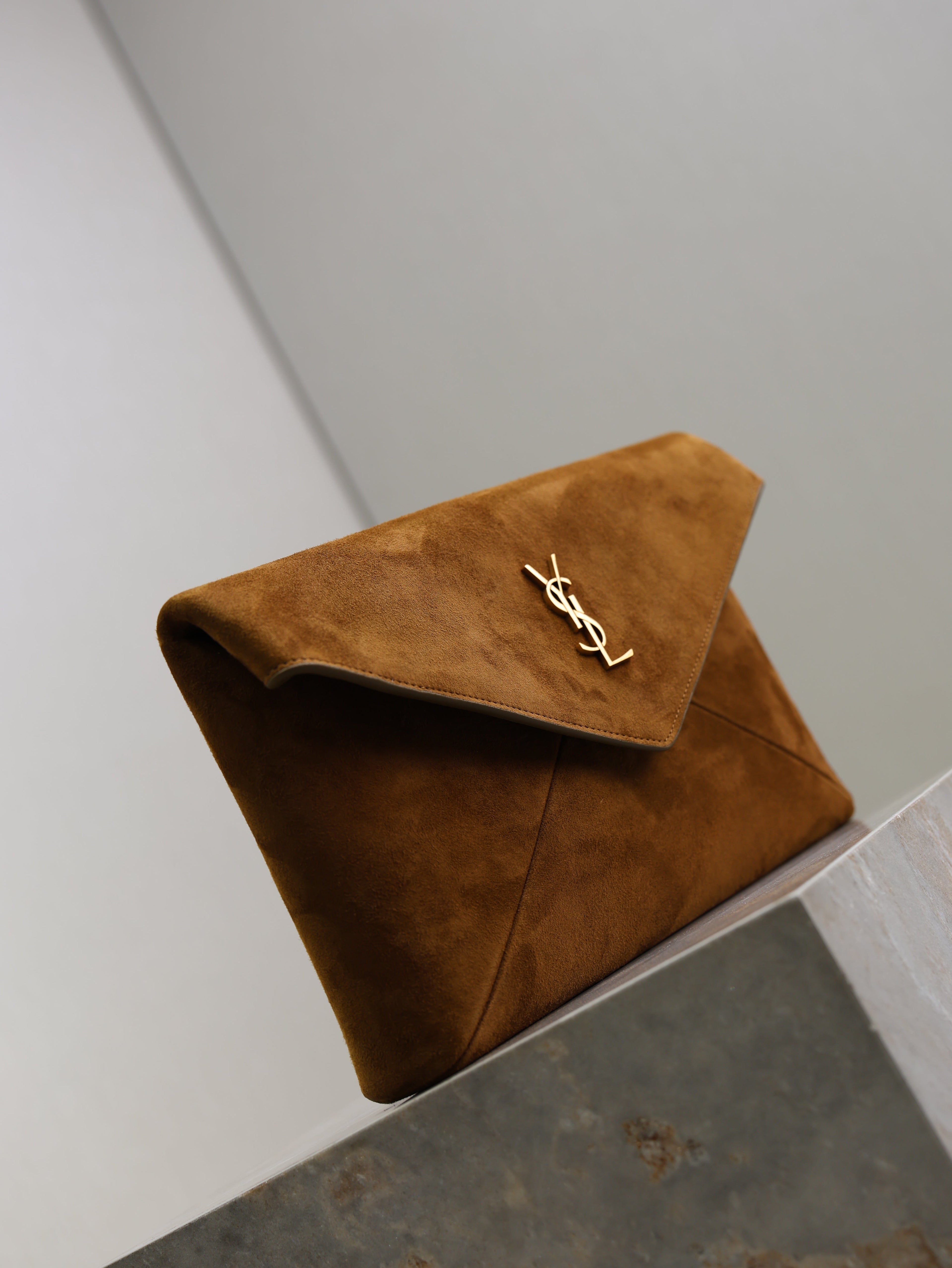 YSL 25S CASSANDRE LARGE ENVELOPE POUCH 29 IN BURNT UMBER SUEDE GOLD HARDWRE