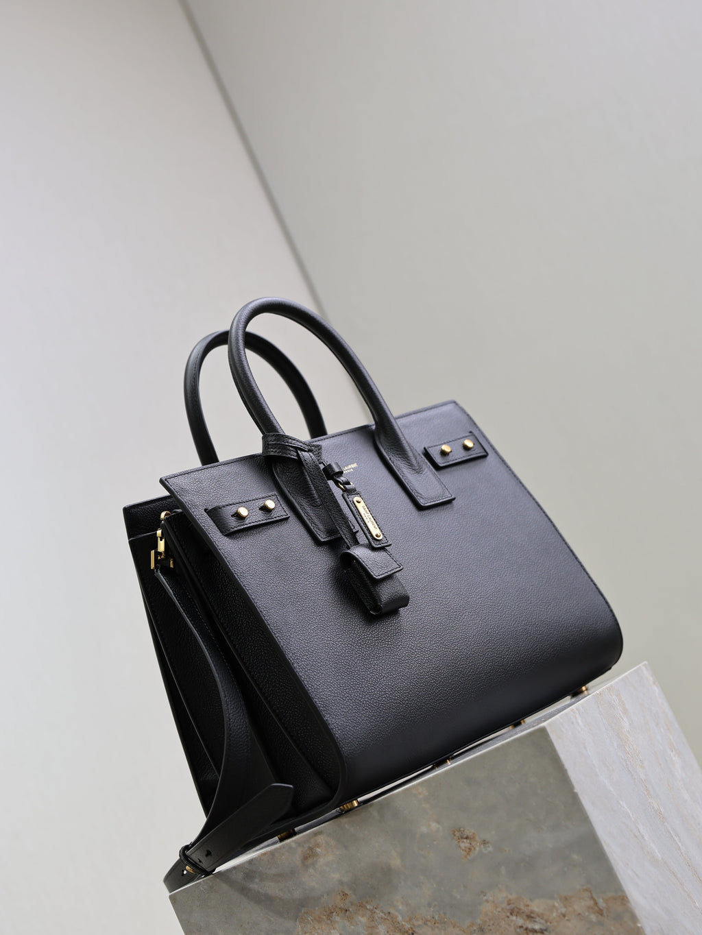YSL 25S SAC DE JOUR GM 32 IN BLACK SUPPLE GRAINED CALFSKIN GOLD HARDWARE