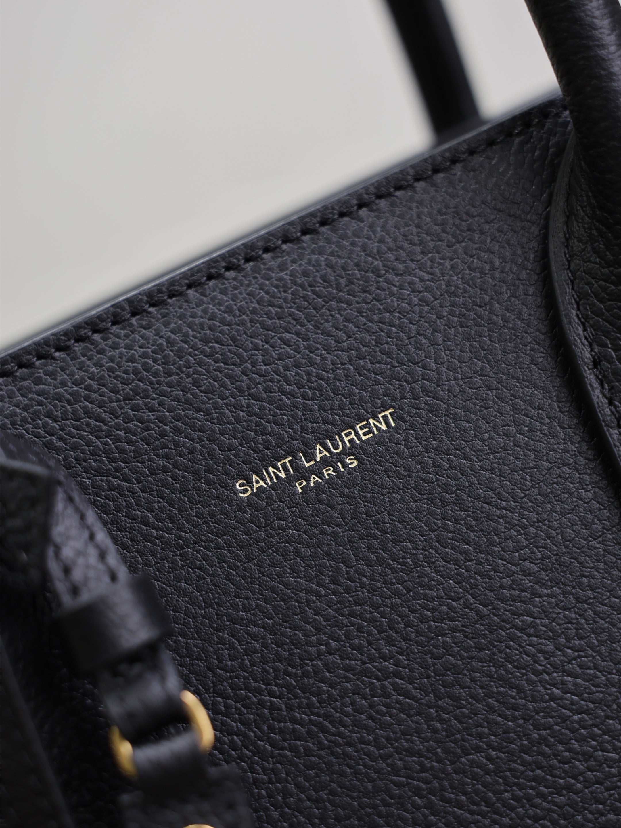 YSL 25S SAC DE JOUR GM 32 IN BLACK SUPPLE GRAINED CALFSKIN GOLD HARDWRE