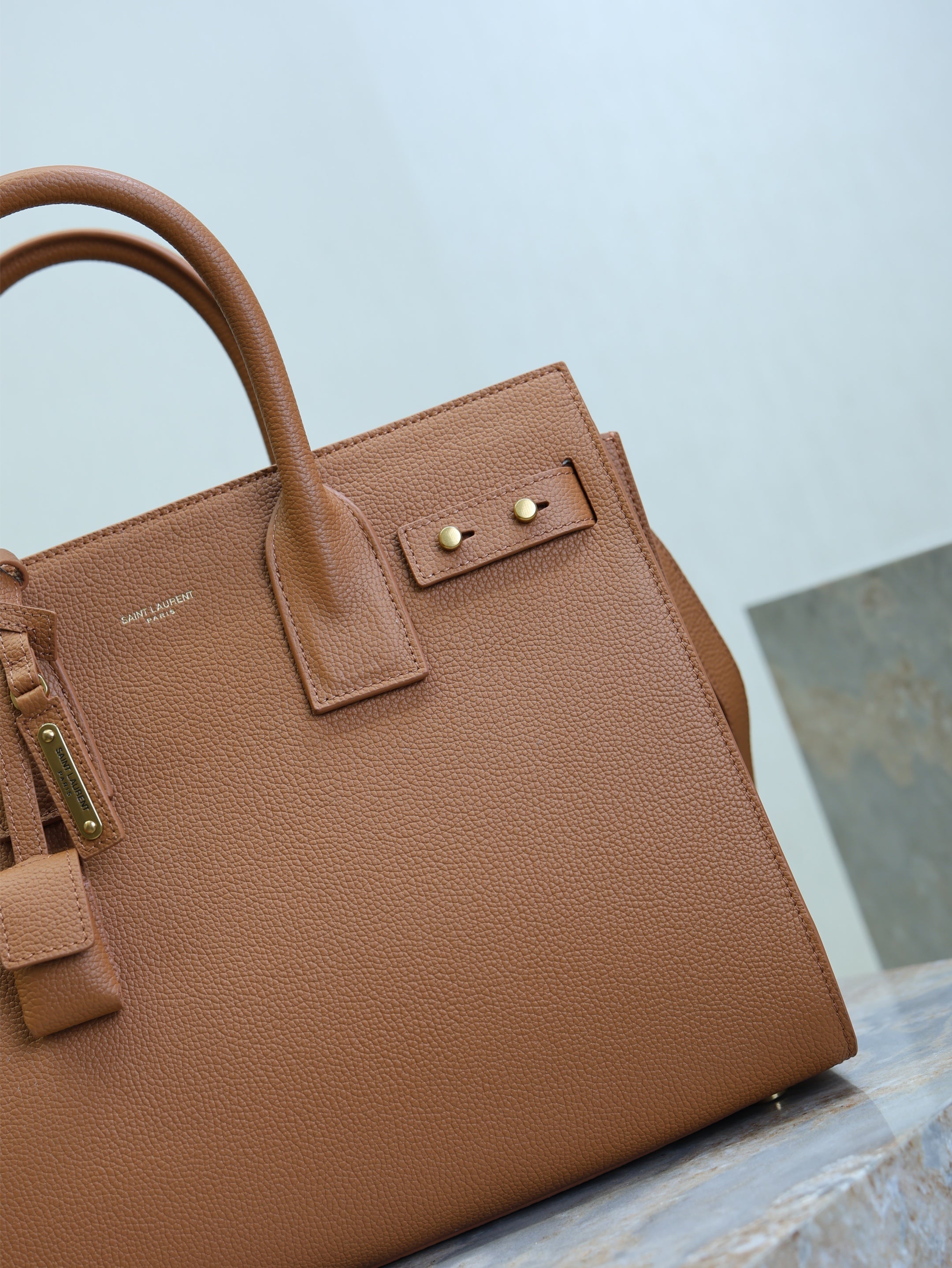 YSL 25S SAC DE JOUR GM 32 IN CHESTNUT BROWN SUPPLE GRAINED CALFSKIN