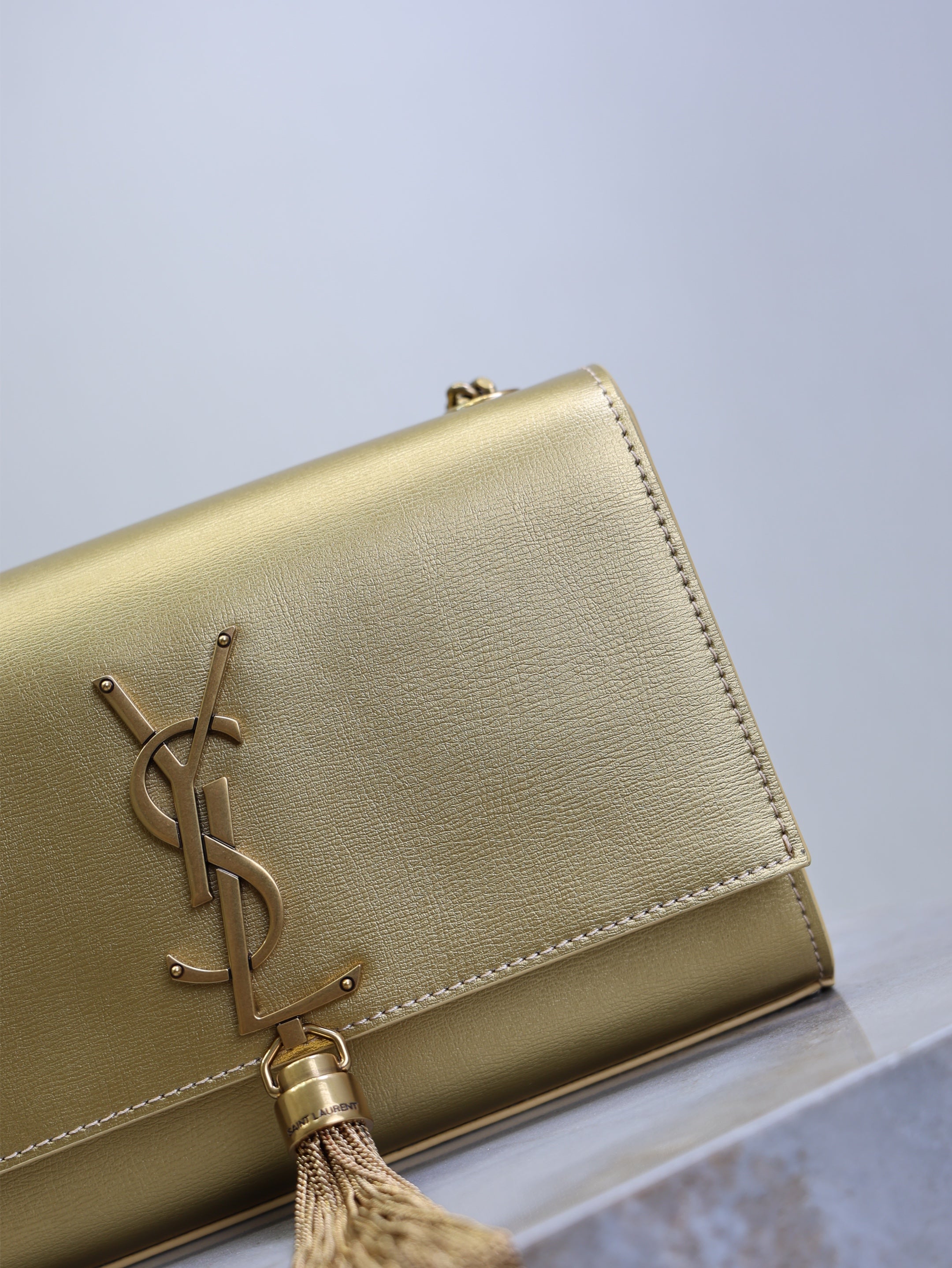 YSL 25S KATE TASSEL 20 IN GOLD METALLIC CALFSKIN GOLD HARDWARE