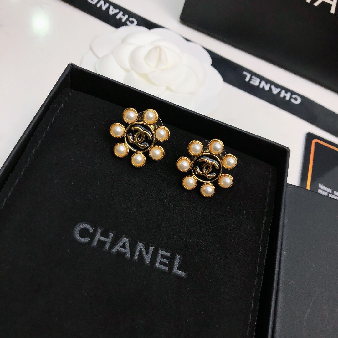 18K  Chanel Flower Pearls Earrings